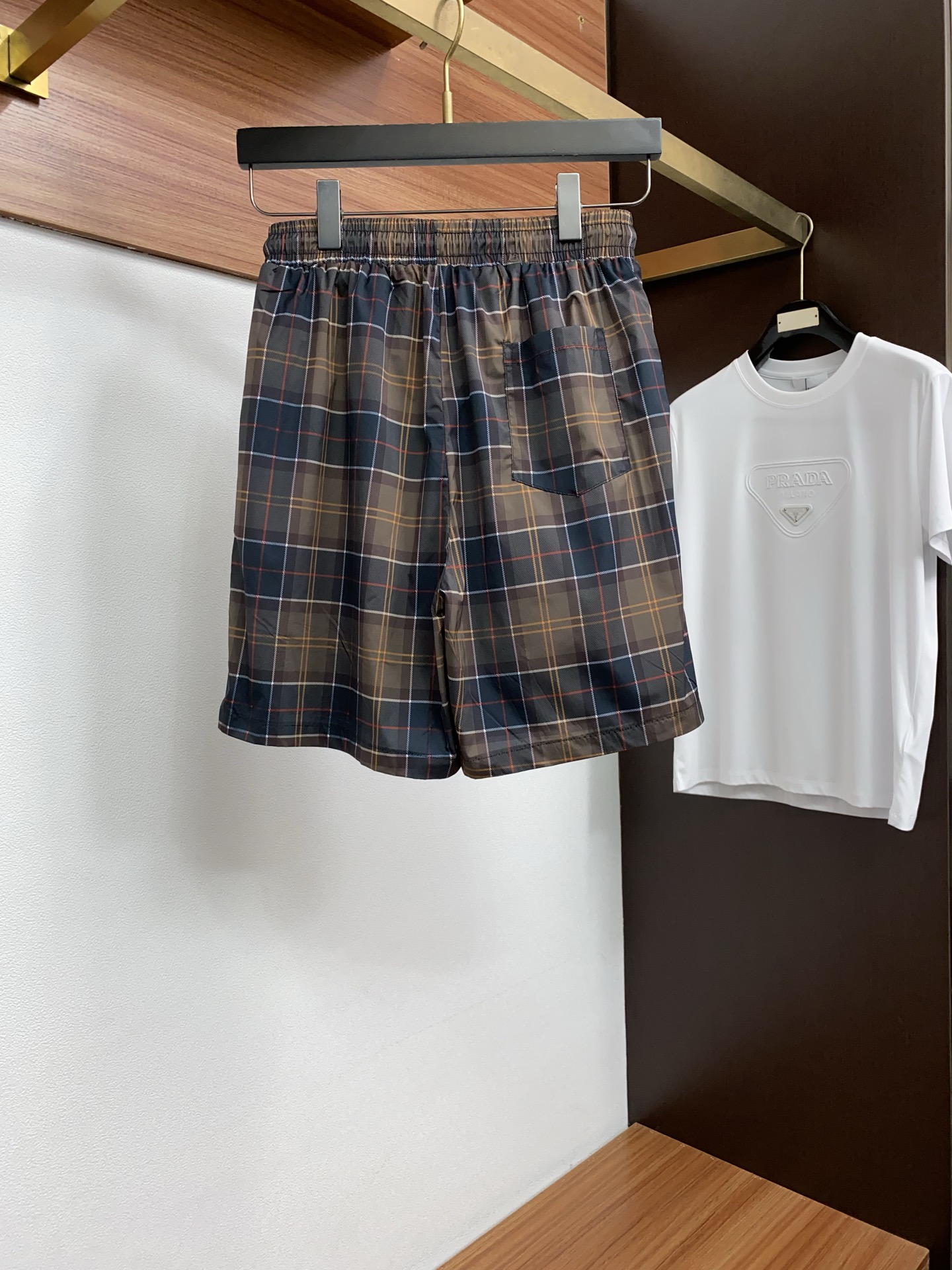 巴宝莉 春夏新款休闲短裤 品牌经典系列弹力速干面料 舒适度极好，手触感强烈。原版品牌logo 辨识度极高