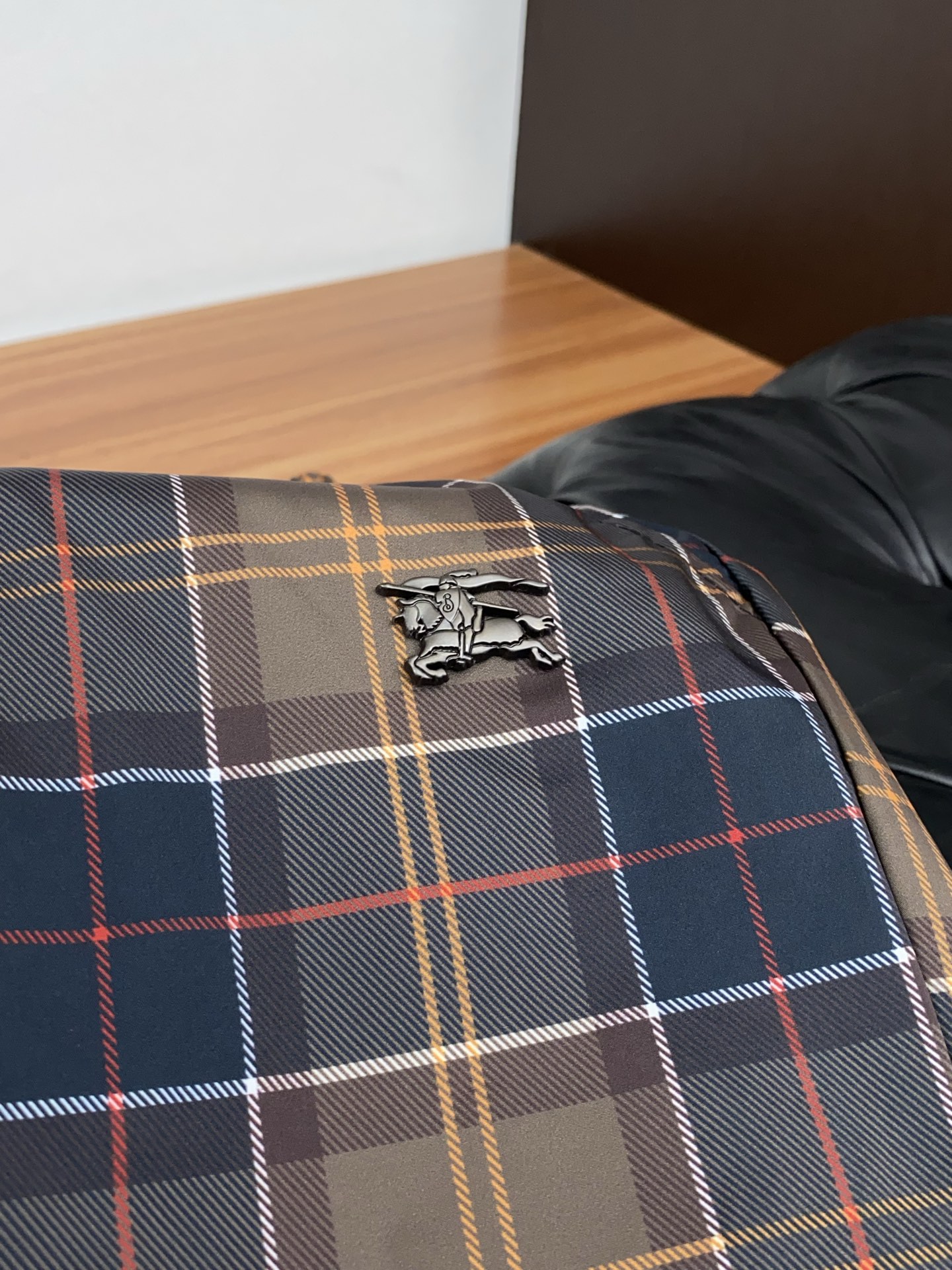 巴宝莉 春夏新款休闲短裤 品牌经典系列弹力速干面料 舒适度极好，手触感强烈。原版品牌logo 辨识度极高