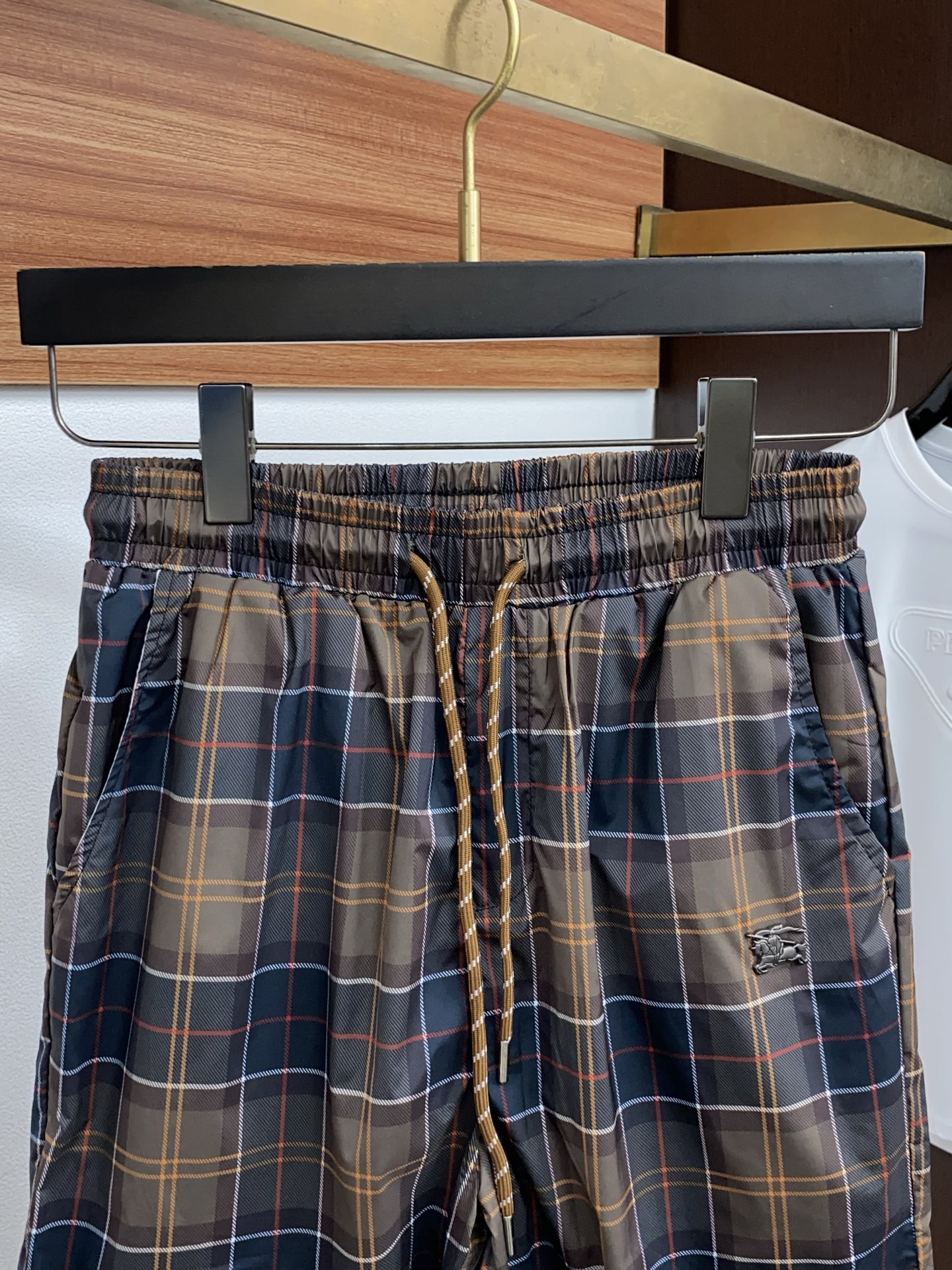 巴宝莉 春夏新款休闲短裤 品牌经典系列弹力速干面料 舒适度极好，手触感强烈。原版品牌logo 辨识度极高