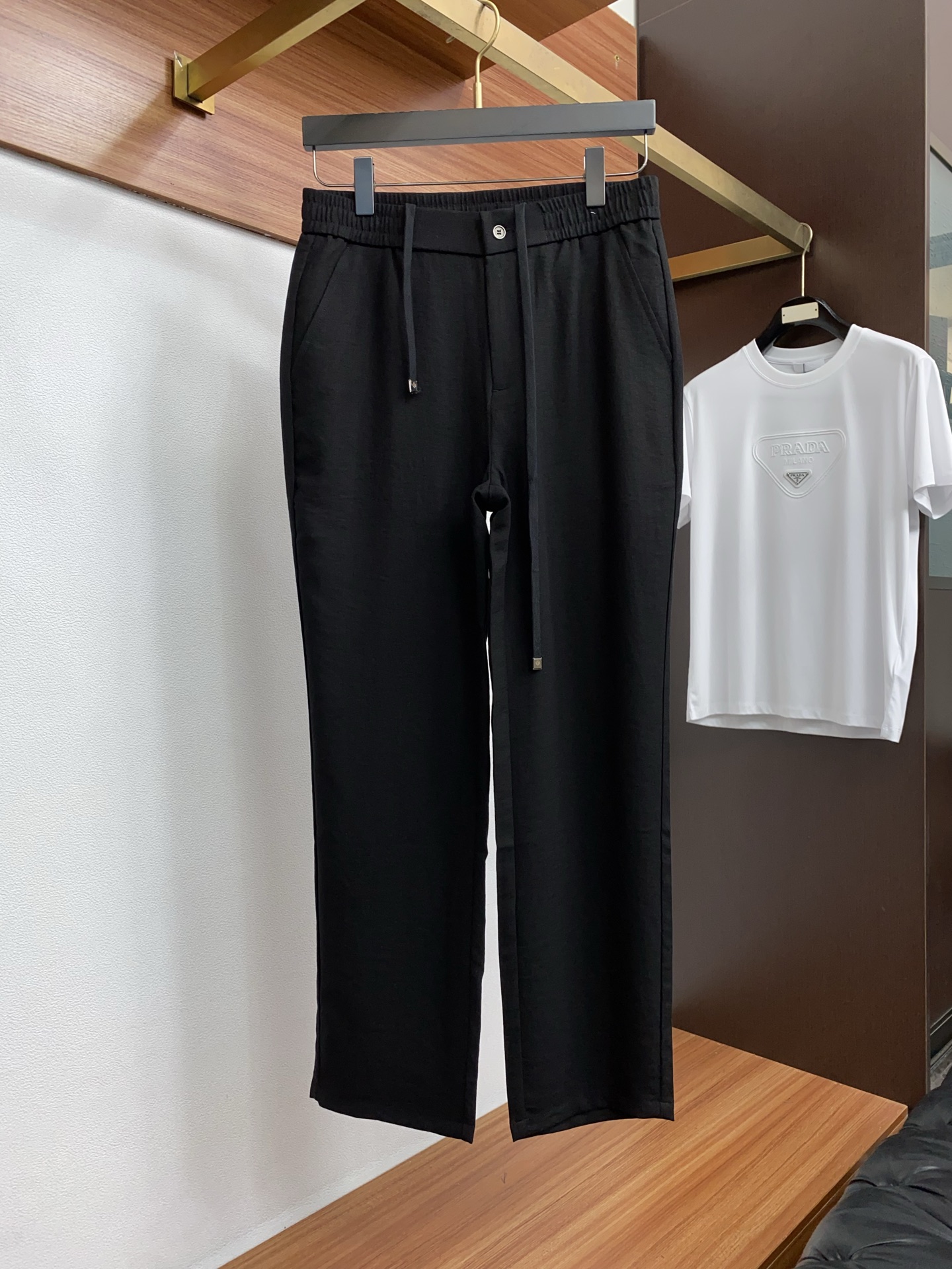 Loro Piana诺悠翩雅 专柜新品同步上市。原单订制高品质时尚休闲裤。超级百搭款。独家定制麻棉面料，