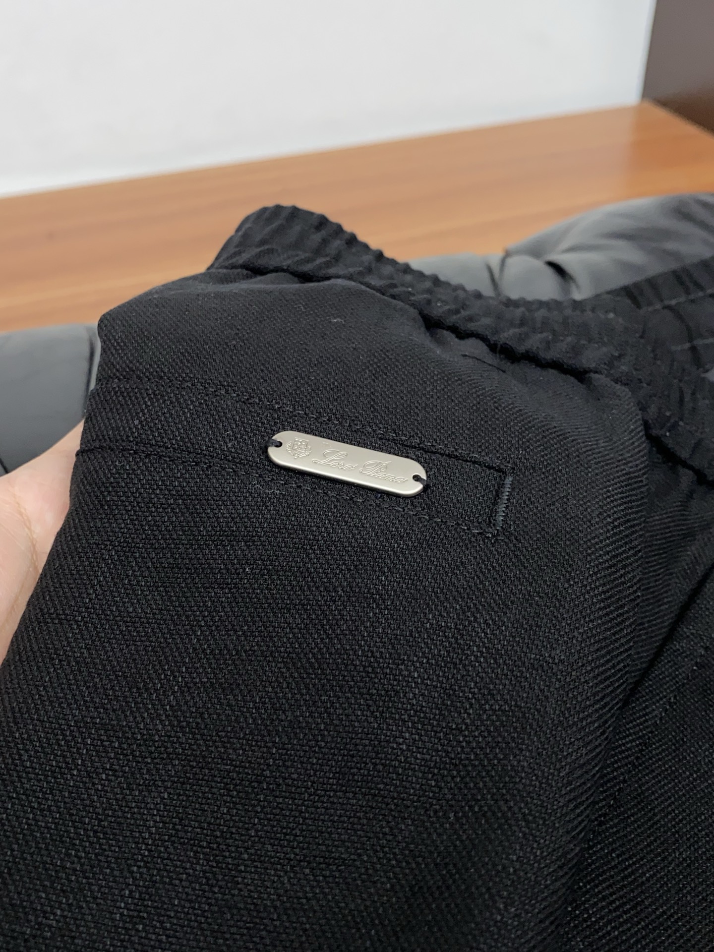 Loro Piana诺悠翩雅 专柜新品同步上市。原单订制高品质时尚休闲裤。超级百搭款。独家定制麻棉面料，