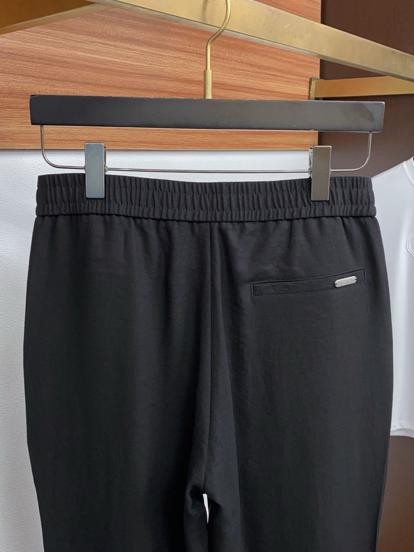 Loro Piana诺悠翩雅 专柜新品同步上市。原单订制高品质时尚休闲裤。超级百搭款。独家定制麻棉面料，