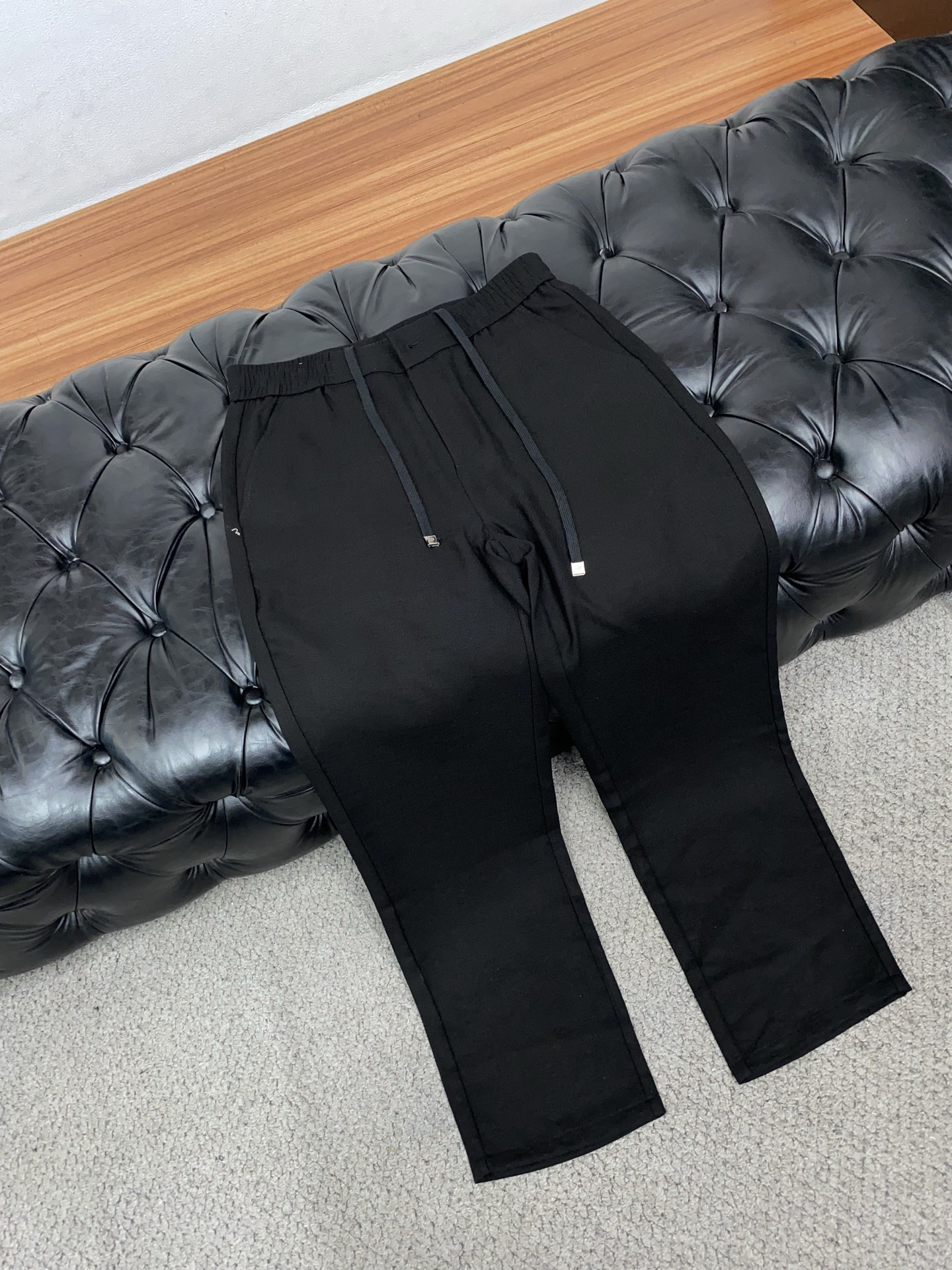 Loro Piana诺悠翩雅 专柜新品同步上市。原单订制高品质时尚休闲裤。超级百搭款。独家定制麻棉面料，