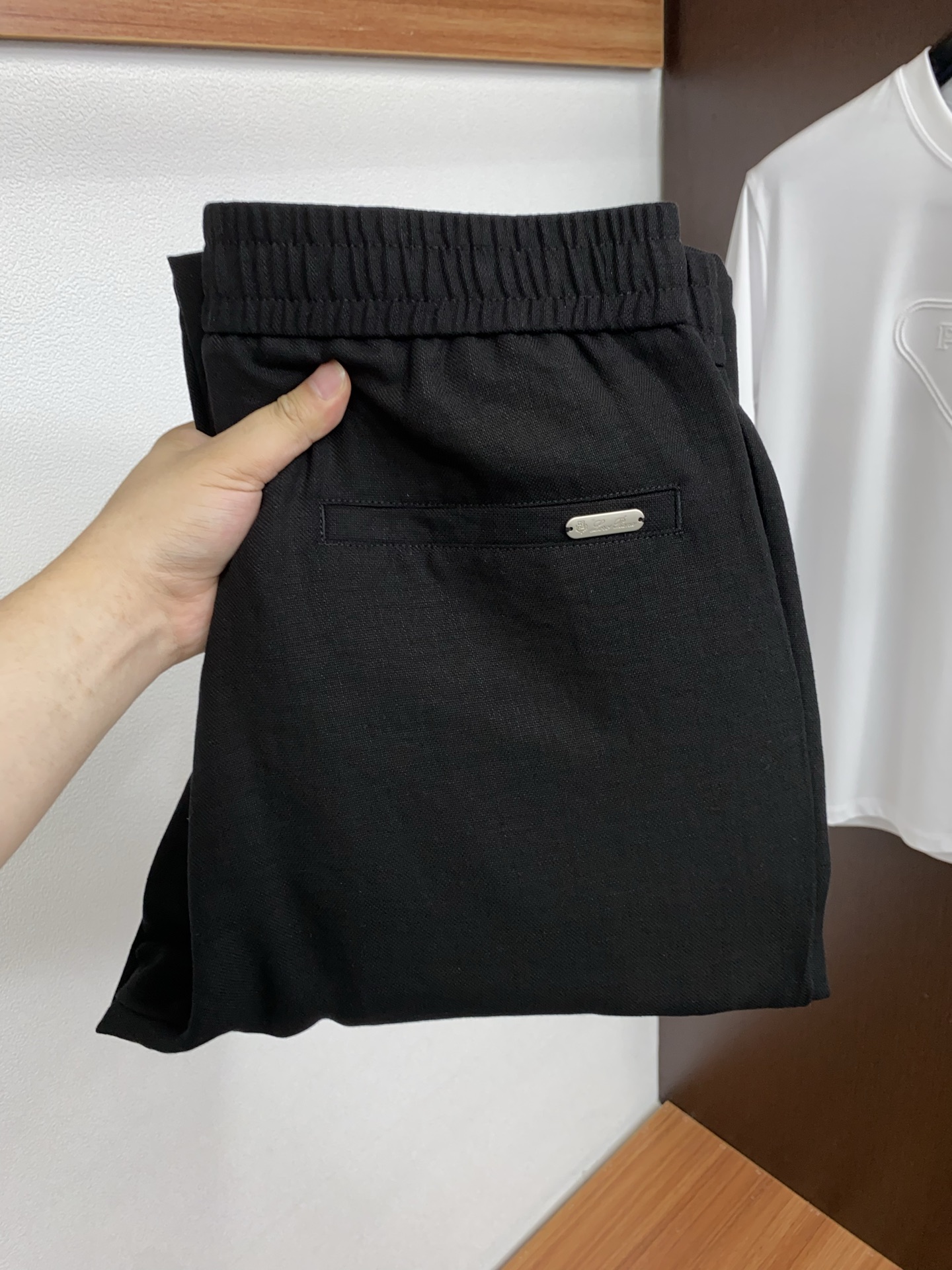 Loro Piana诺悠翩雅 专柜新品同步上市。原单订制高品质时尚休闲裤。超级百搭款。独家定制麻棉面料，