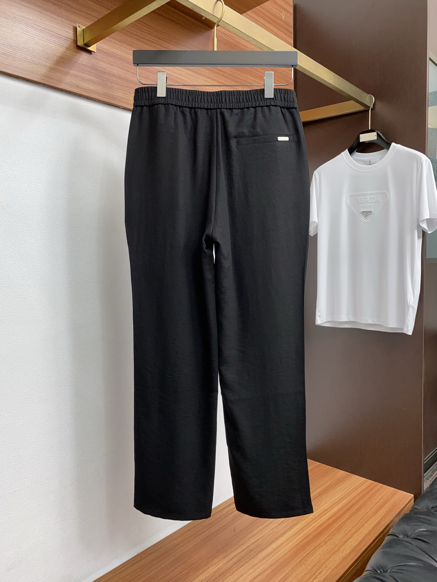 Loro Piana诺悠翩雅 专柜新品同步上市。原单订制高品质时尚休闲裤。超级百搭款。独家定制麻棉面料，