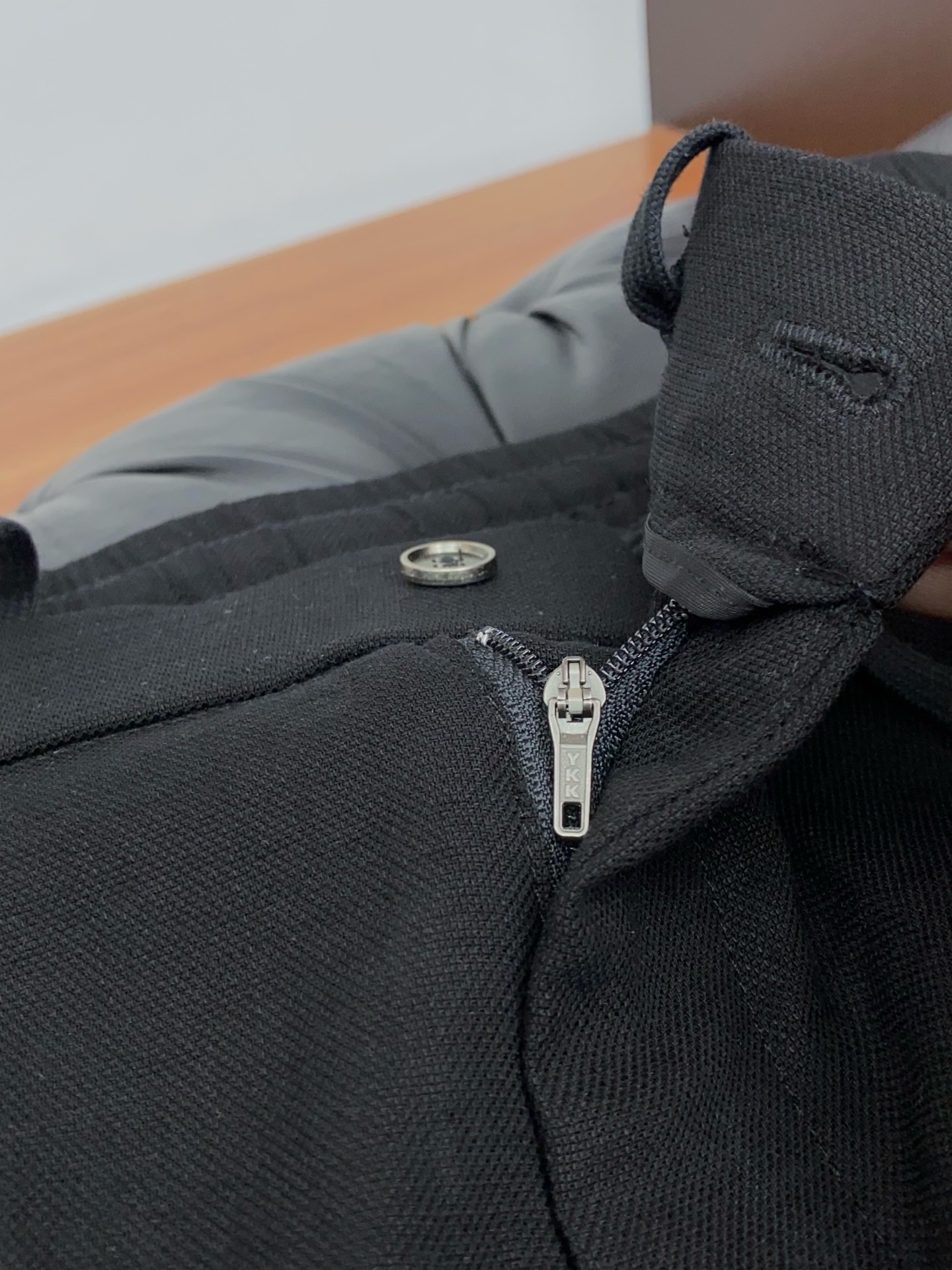 Loro Piana诺悠翩雅 专柜新品同步上市。原单订制高品质时尚休闲裤。超级百搭款。独家定制麻棉面料，