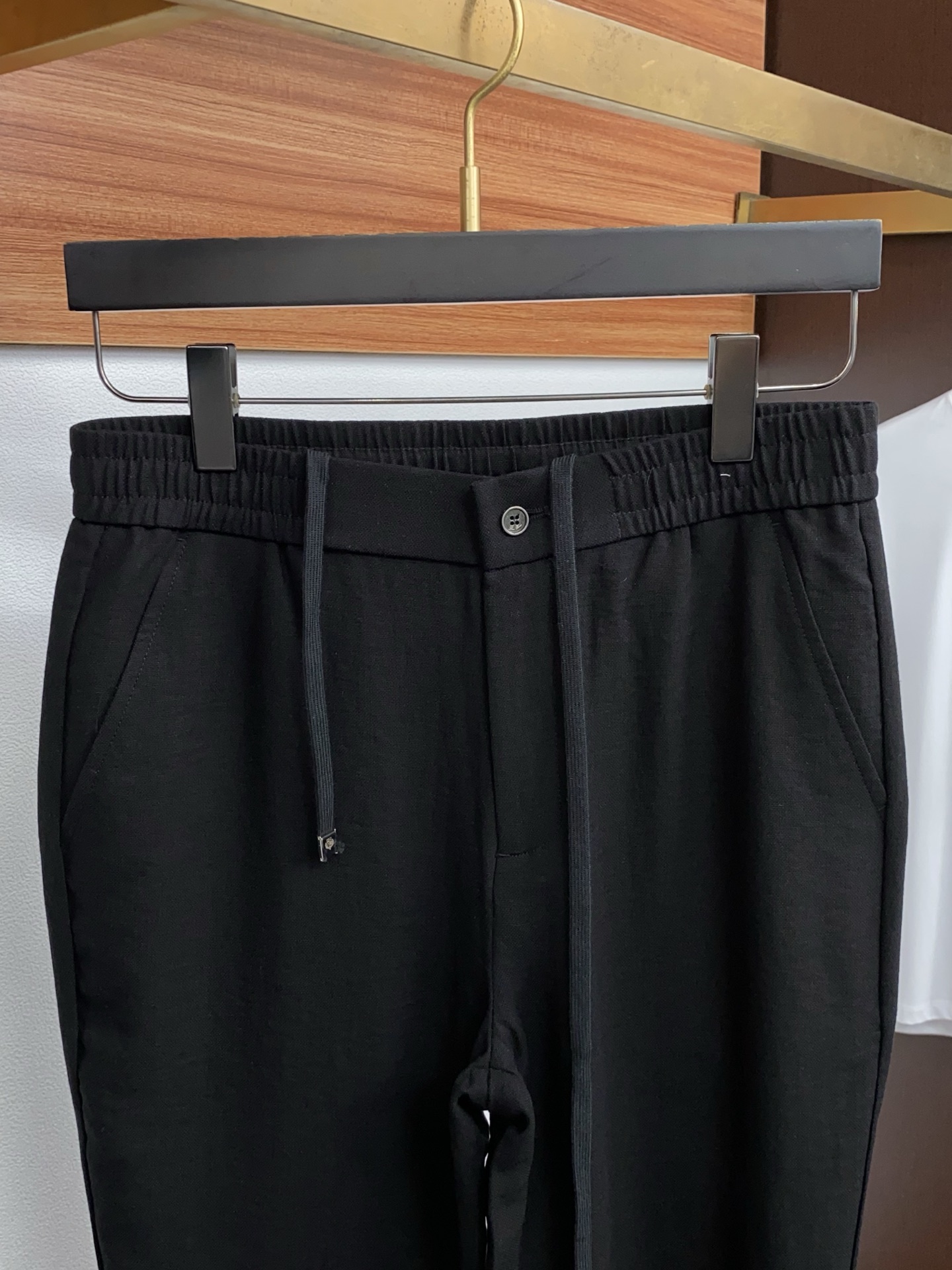 Loro Piana诺悠翩雅 专柜新品同步上市。原单订制高品质时尚休闲裤。超级百搭款。独家定制麻棉面料，