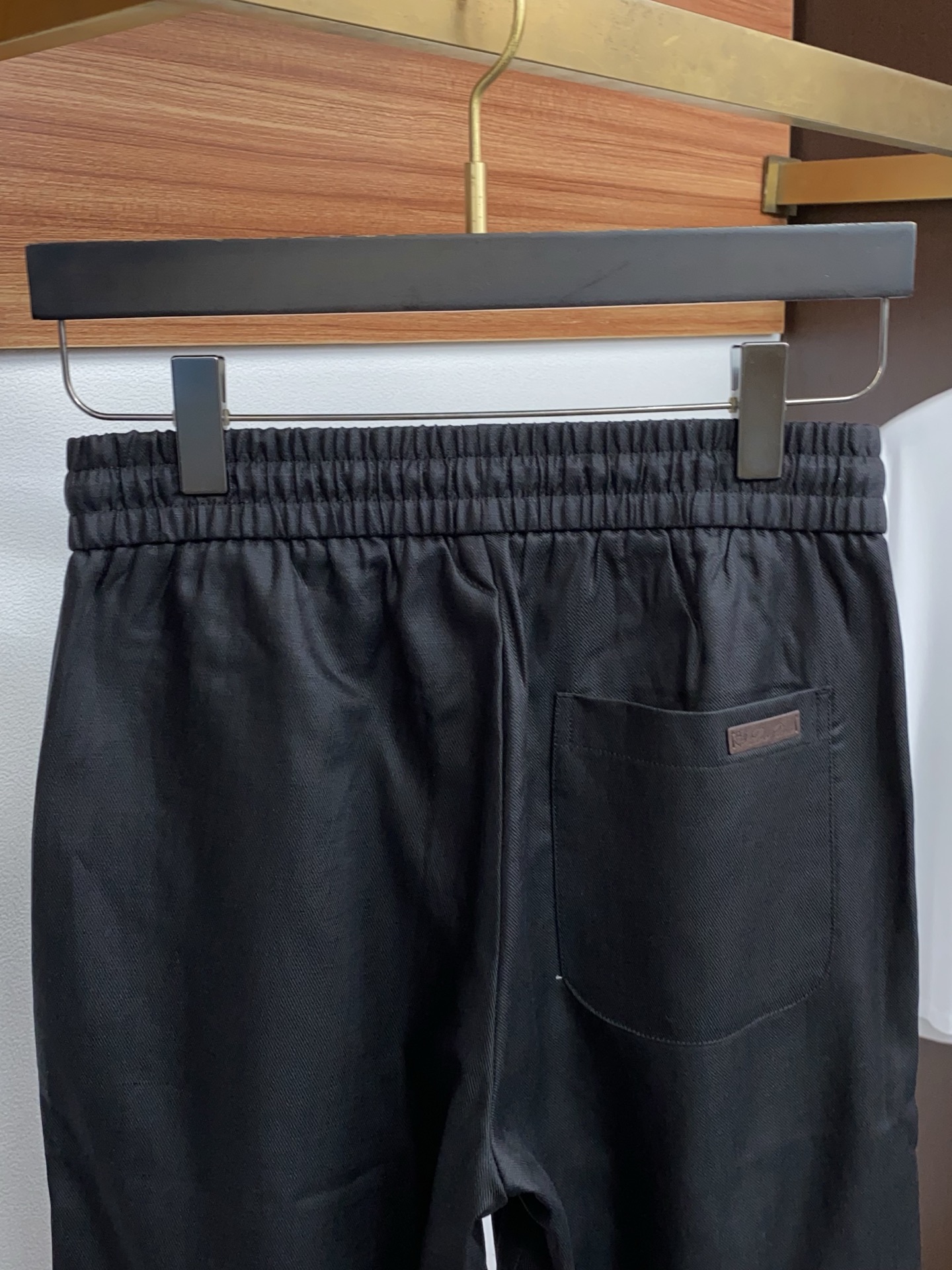 Loro Piana诺悠翩雅 专柜新品同步上市。原单订制高品质时尚休闲裤。超级百搭款。独家定制麻棉面料，