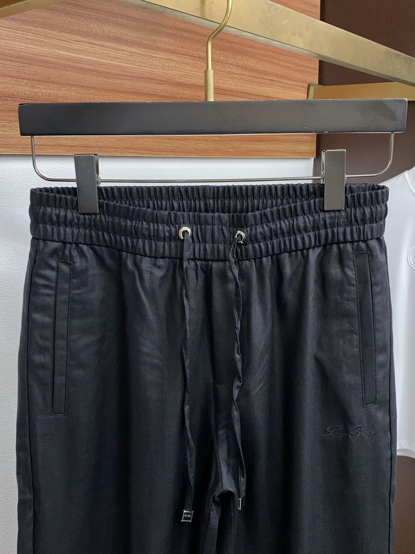 Loro Piana诺悠翩雅 专柜新品同步上市。原单订制高品质时尚休闲裤。超级百搭款。独家定制麻棉面料，