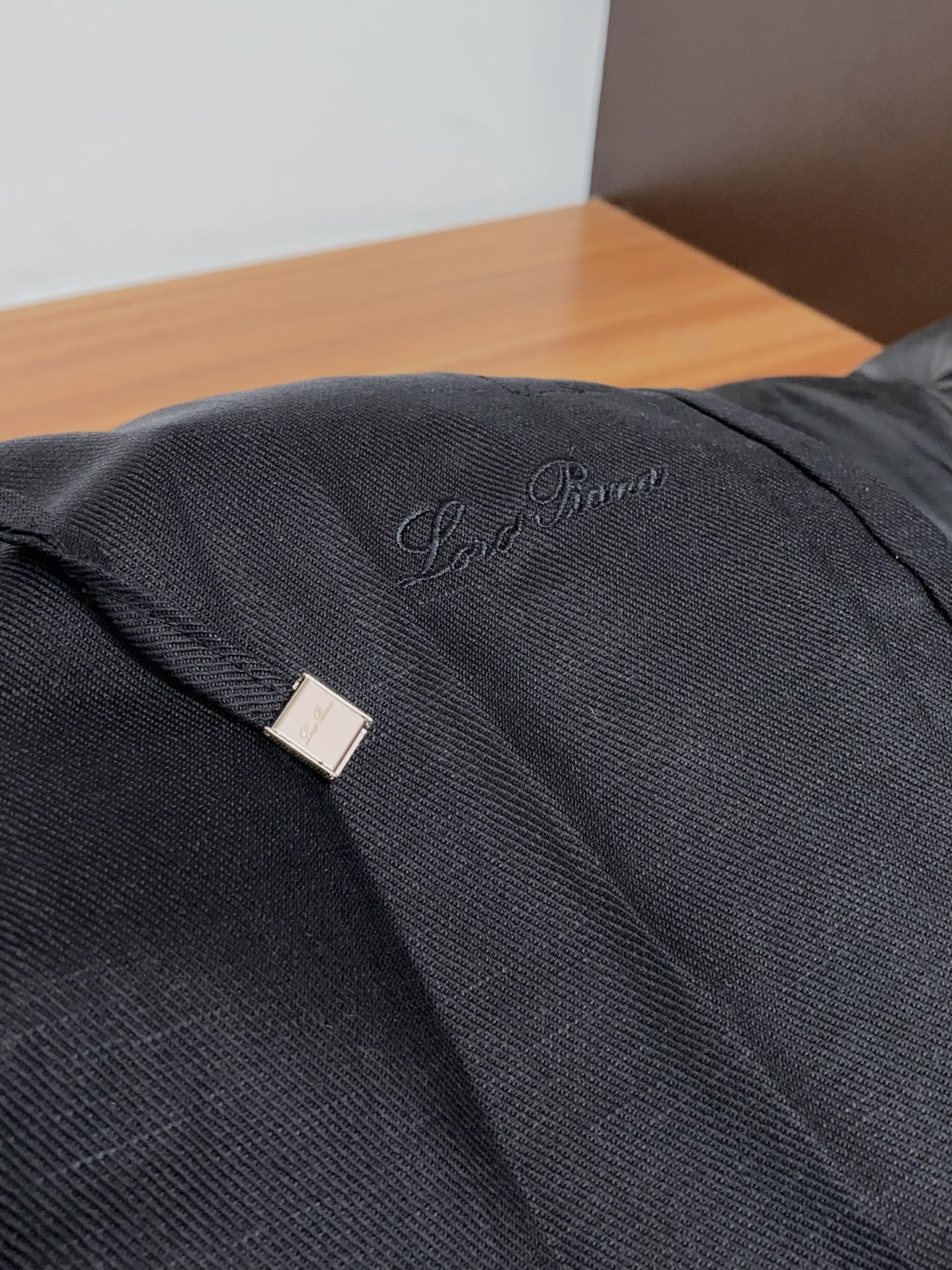 Loro Piana诺悠翩雅 专柜新品同步上市。原单订制高品质时尚休闲裤。超级百搭款。独家定制麻棉面料，