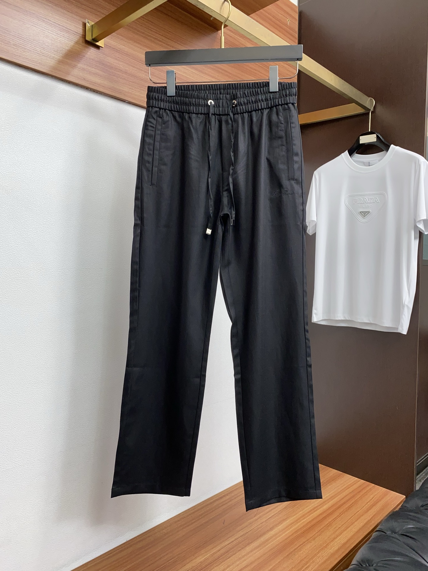 Loro Piana诺悠翩雅 专柜新品同步上市。原单订制高品质时尚休闲裤。超级百搭款。独家定制麻棉面料，