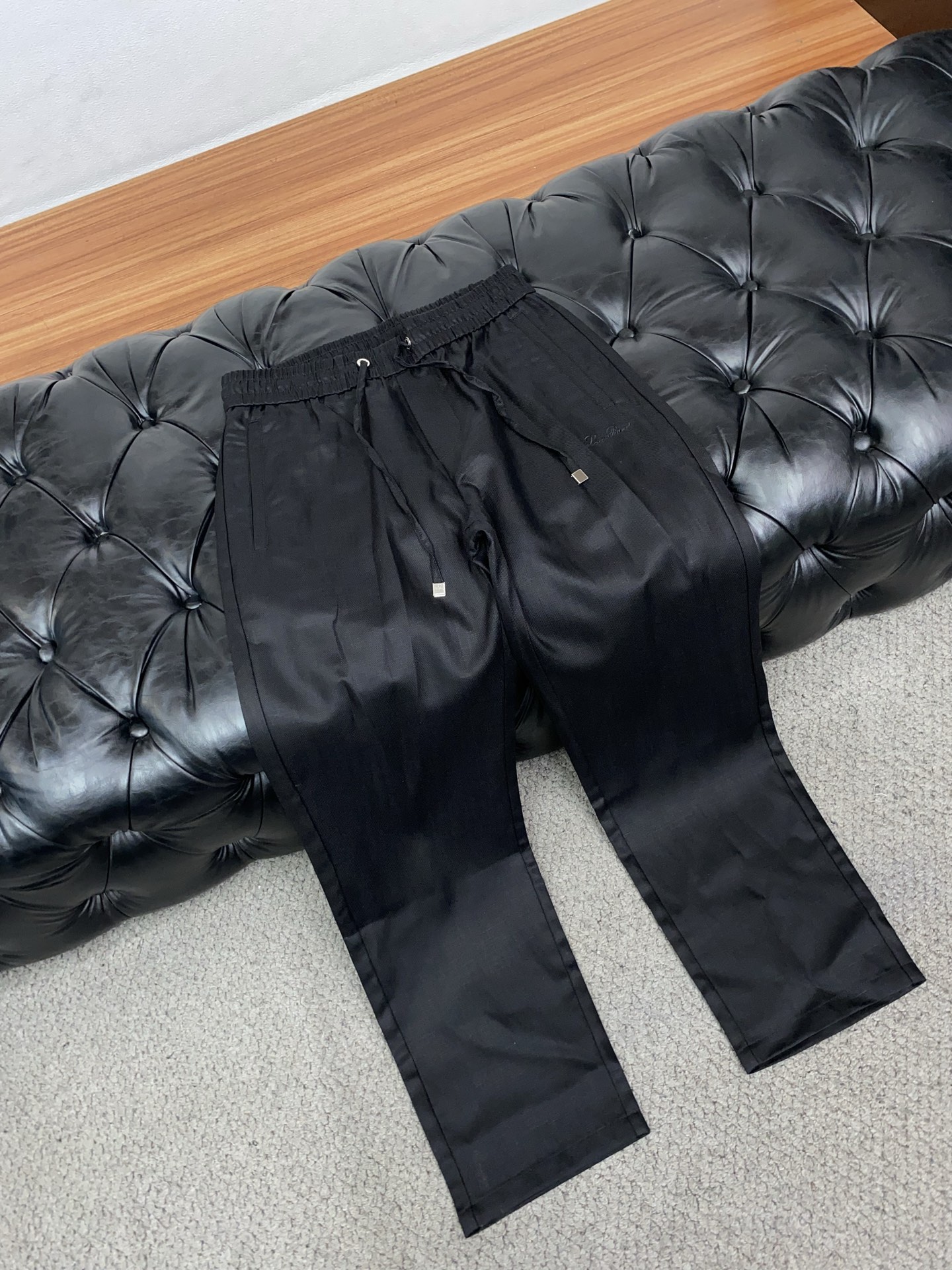 Loro Piana诺悠翩雅 专柜新品同步上市。原单订制高品质时尚休闲裤。超级百搭款。独家定制麻棉面料，