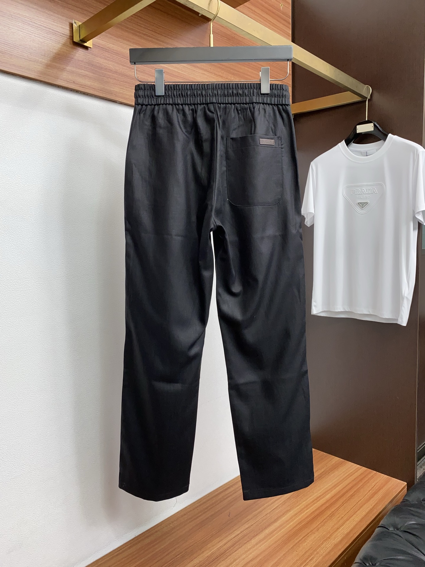 Loro Piana诺悠翩雅 专柜新品同步上市。原单订制高品质时尚休闲裤。超级百搭款。独家定制麻棉面料，