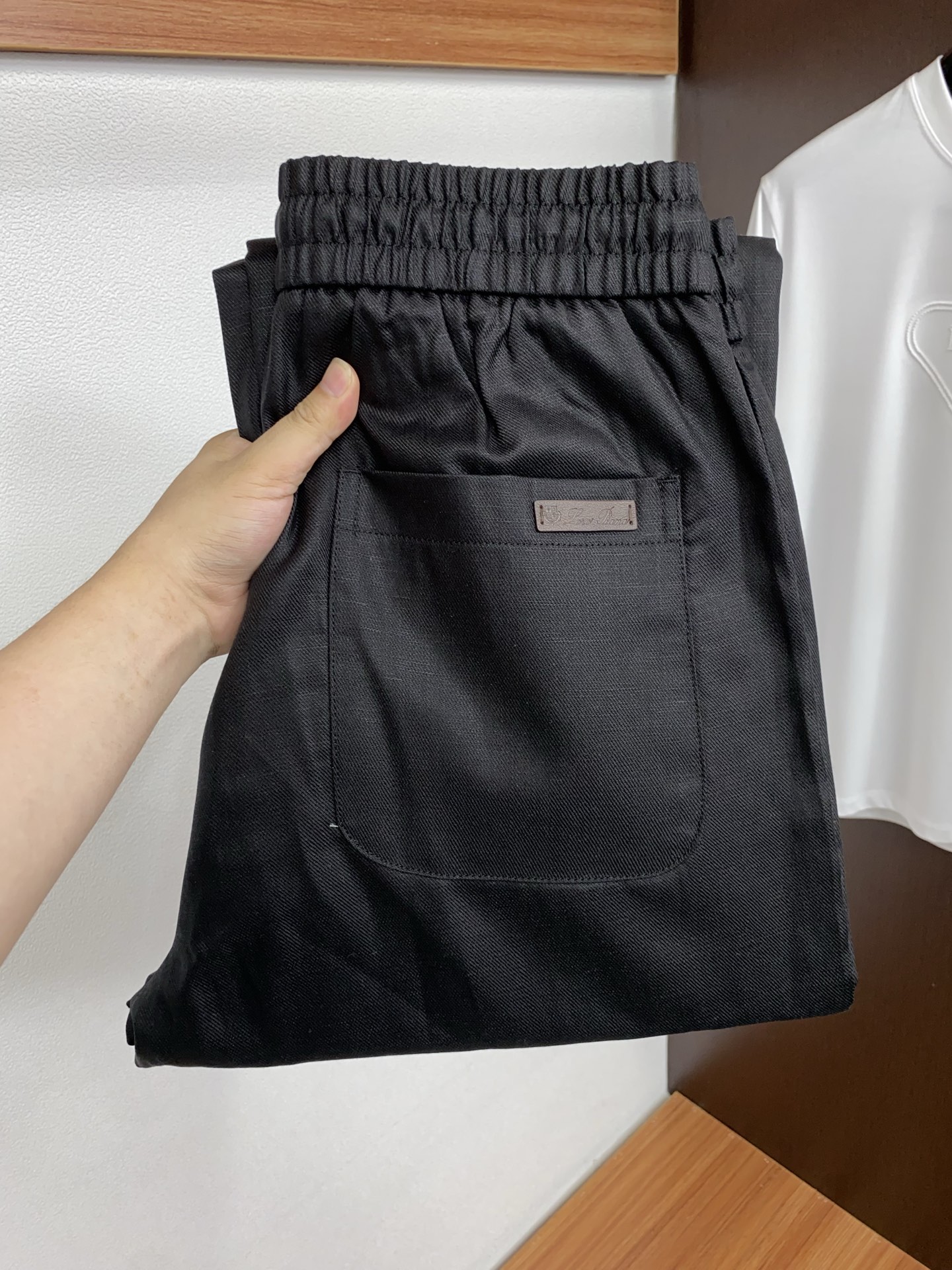 Loro Piana诺悠翩雅 专柜新品同步上市。原单订制高品质时尚休闲裤。超级百搭款。独家定制麻棉面料，