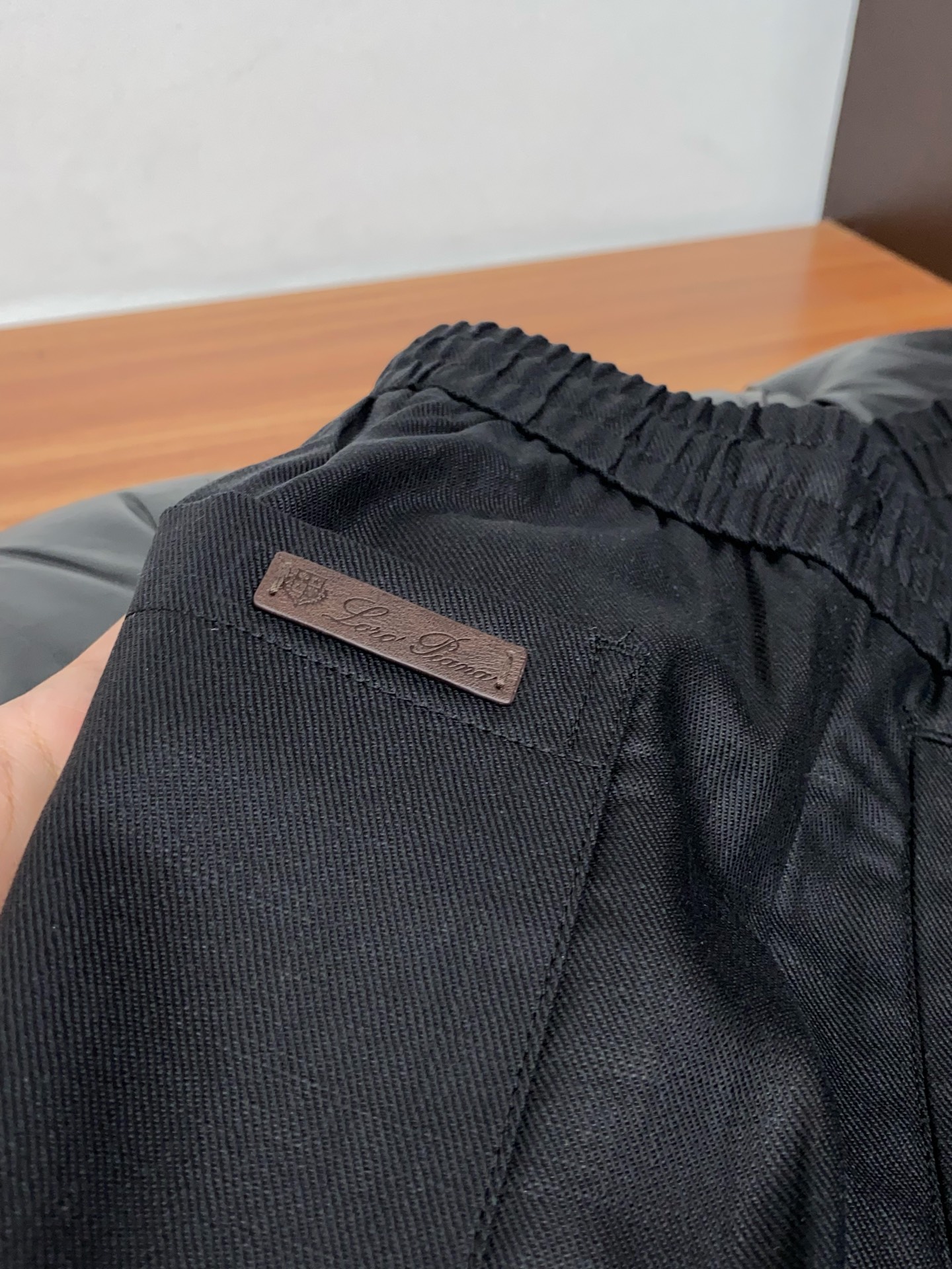 Loro Piana诺悠翩雅 专柜新品同步上市。原单订制高品质时尚休闲裤。超级百搭款。独家定制麻棉面料，