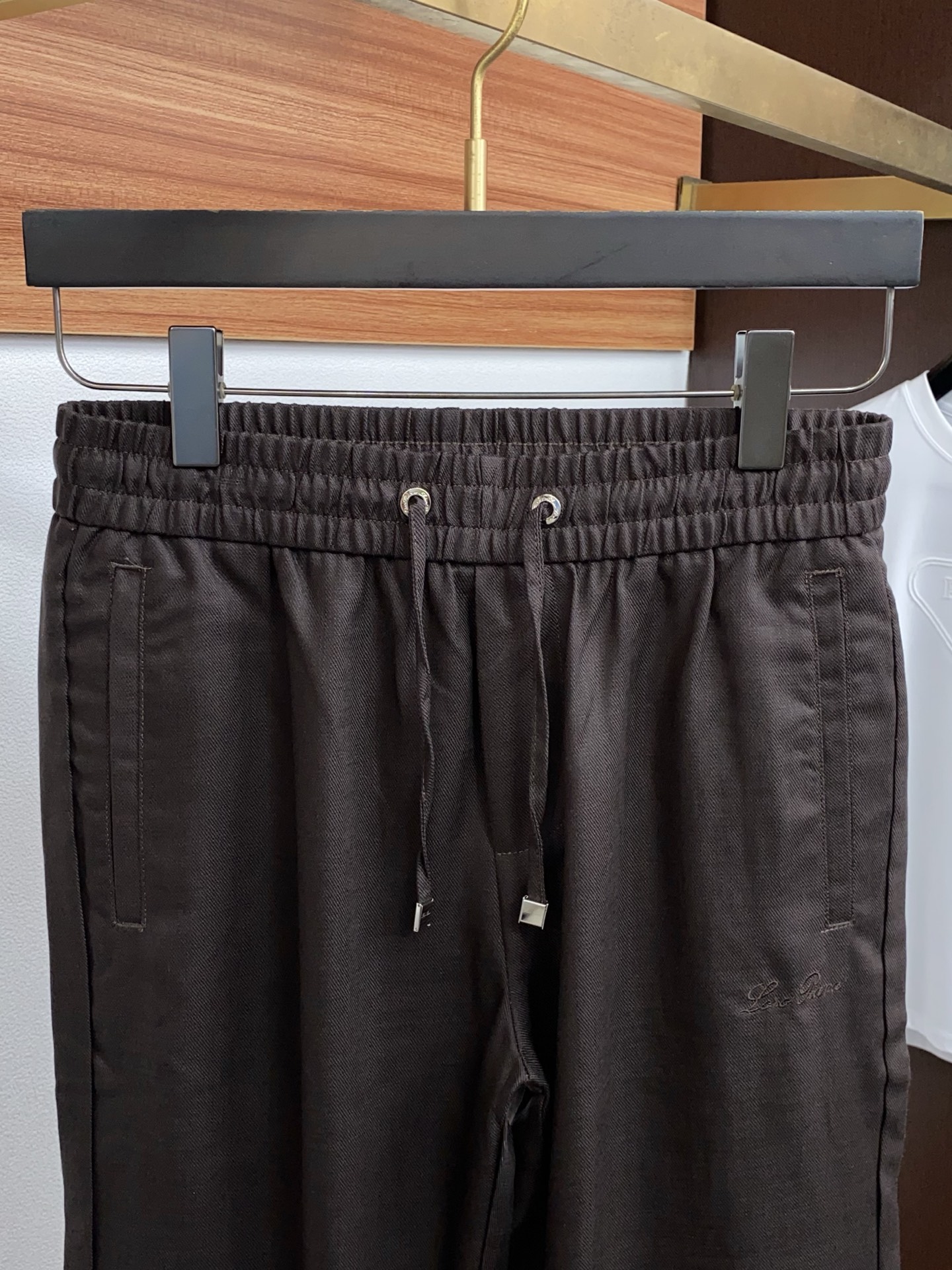 Loro Piana诺悠翩雅 专柜新品同步上市。原单订制高品质时尚休闲裤。超级百搭款。独家定制麻棉面料，