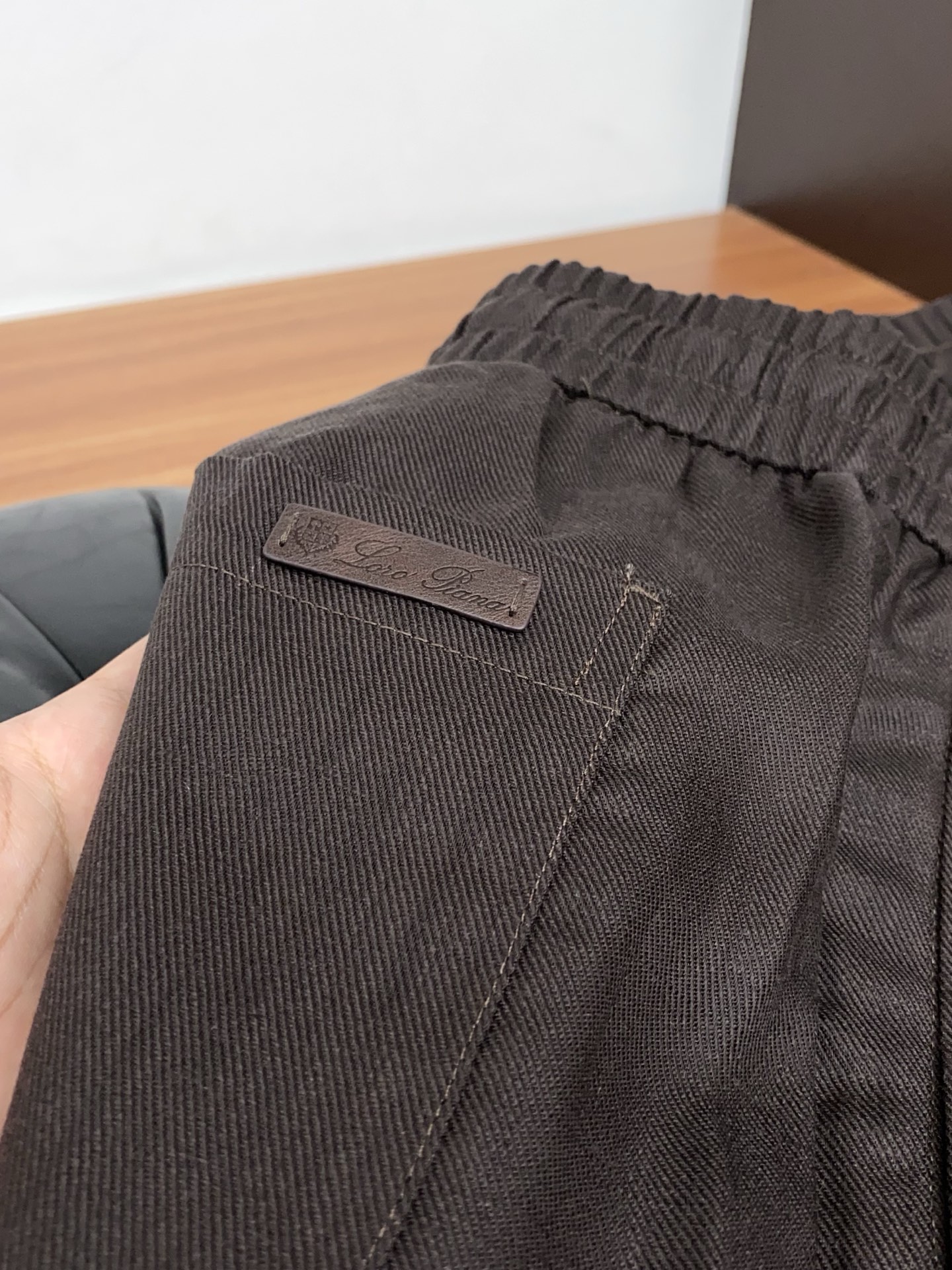 Loro Piana诺悠翩雅 专柜新品同步上市。原单订制高品质时尚休闲裤。超级百搭款。独家定制麻棉面料，