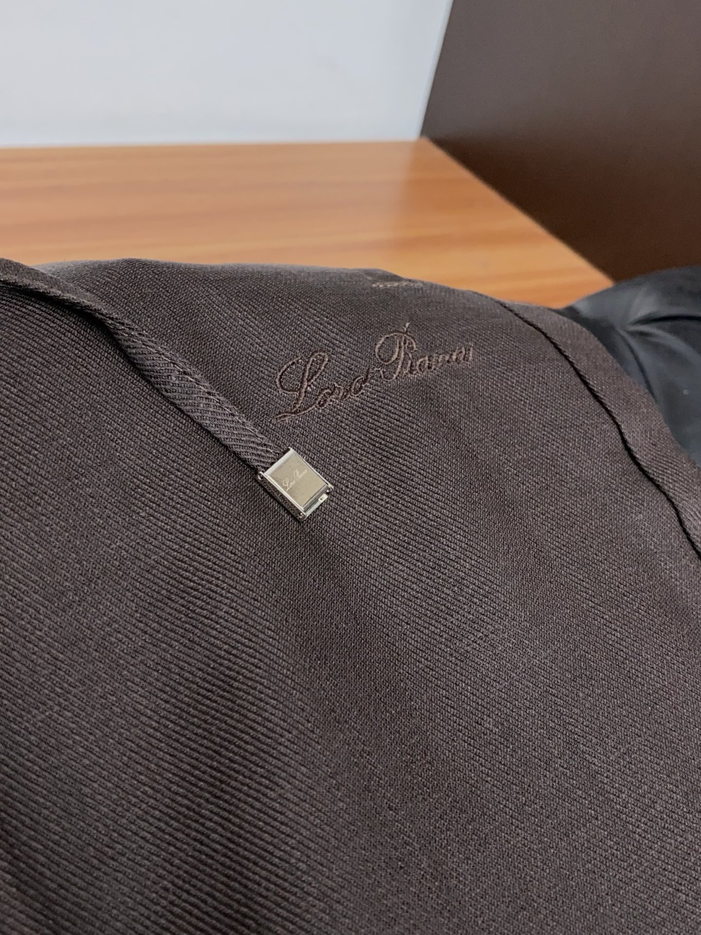 Loro Piana诺悠翩雅 专柜新品同步上市。原单订制高品质时尚休闲裤。超级百搭款。独家定制麻棉面料，