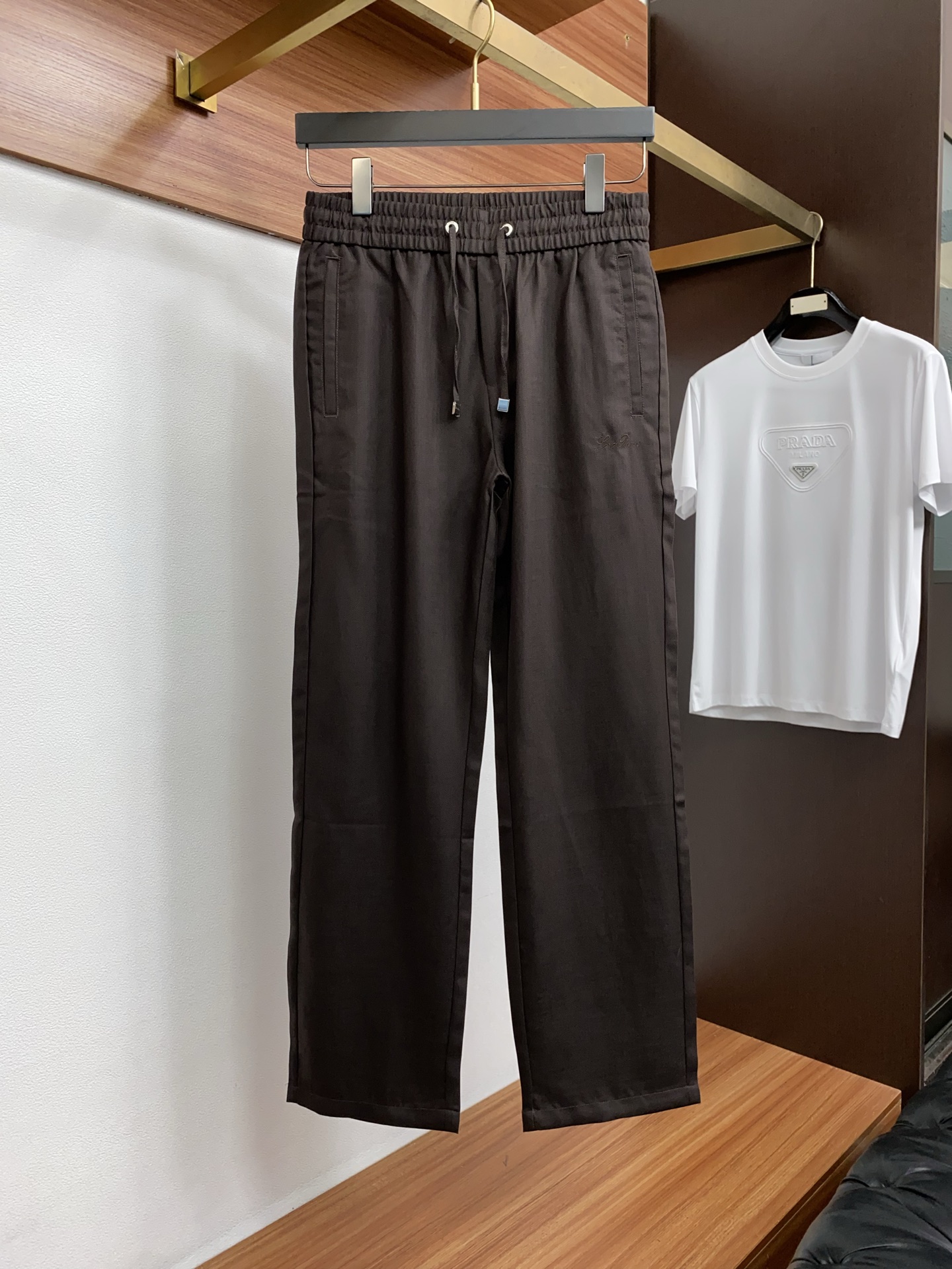 Loro Piana诺悠翩雅 专柜新品同步上市。原单订制高品质时尚休闲裤。超级百搭款。独家定制麻棉面料，