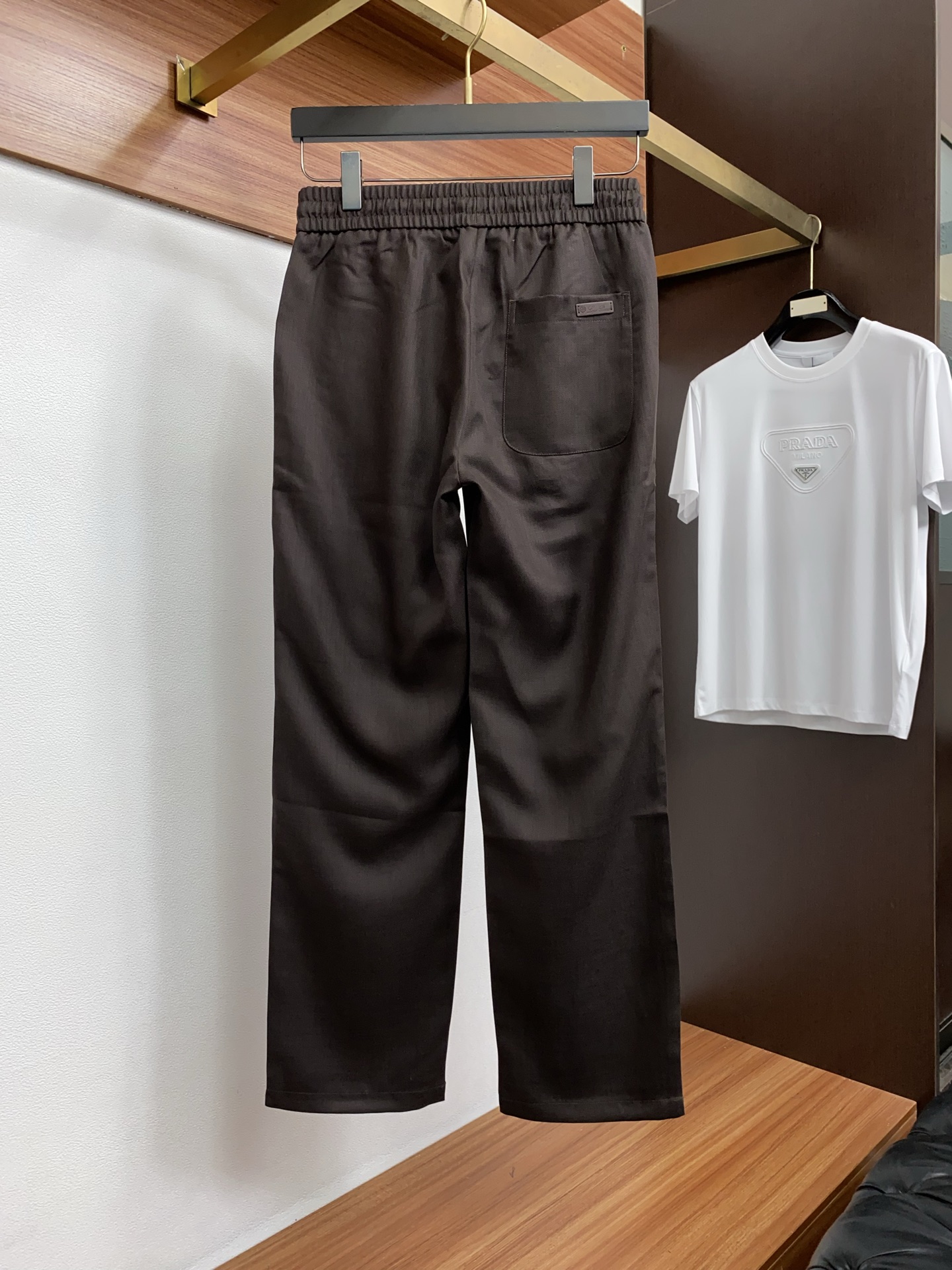 Loro Piana诺悠翩雅 专柜新品同步上市。原单订制高品质时尚休闲裤。超级百搭款。独家定制麻棉面料，