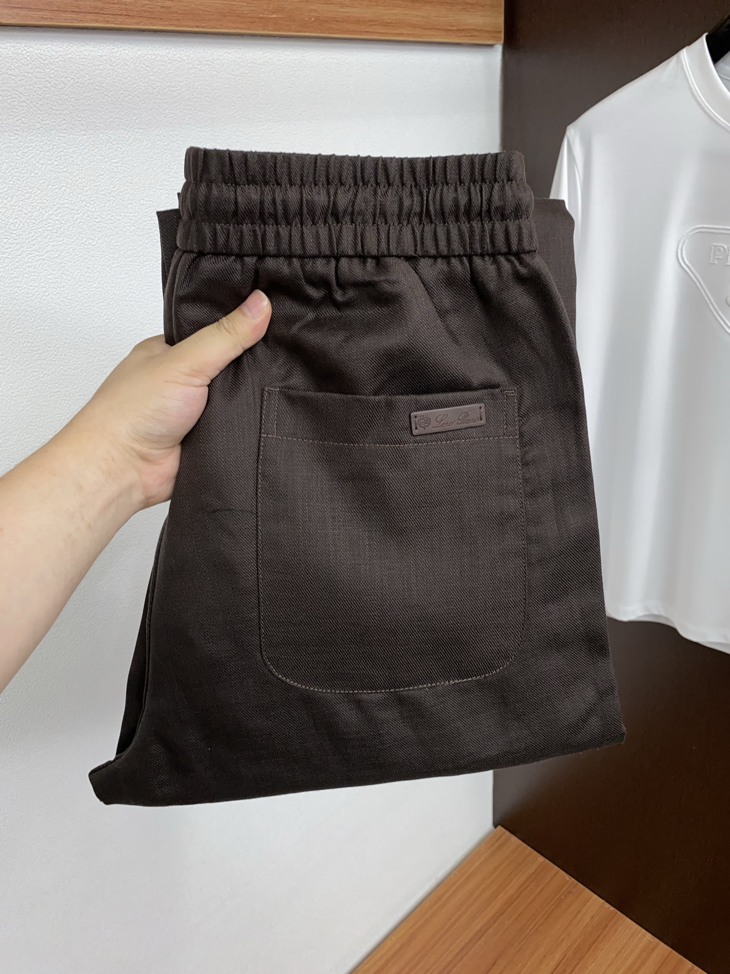 Loro Piana诺悠翩雅 专柜新品同步上市。原单订制高品质时尚休闲裤。超级百搭款。独家定制麻棉面料，