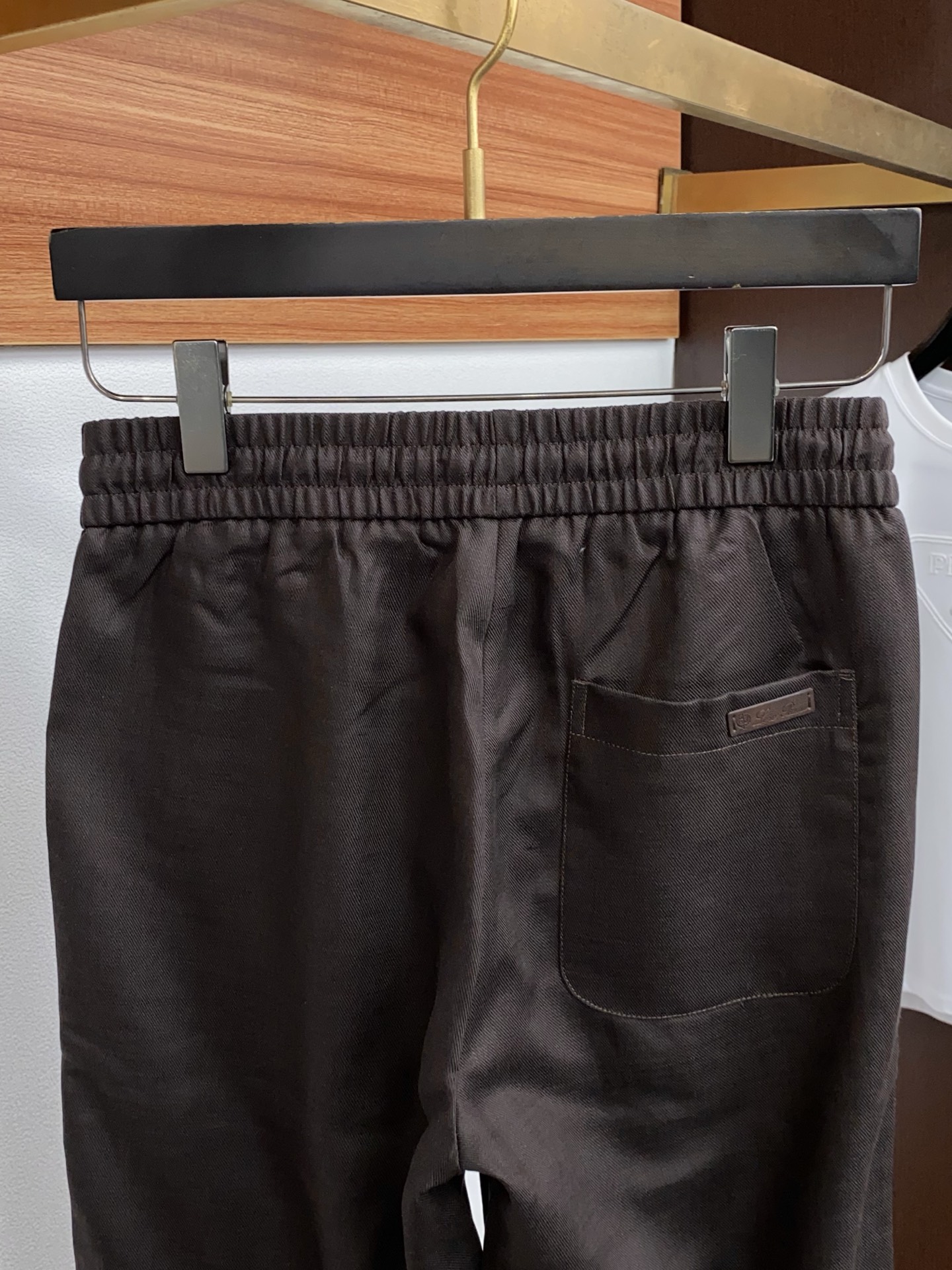 Loro Piana诺悠翩雅 专柜新品同步上市。原单订制高品质时尚休闲裤。超级百搭款。独家定制麻棉面料，