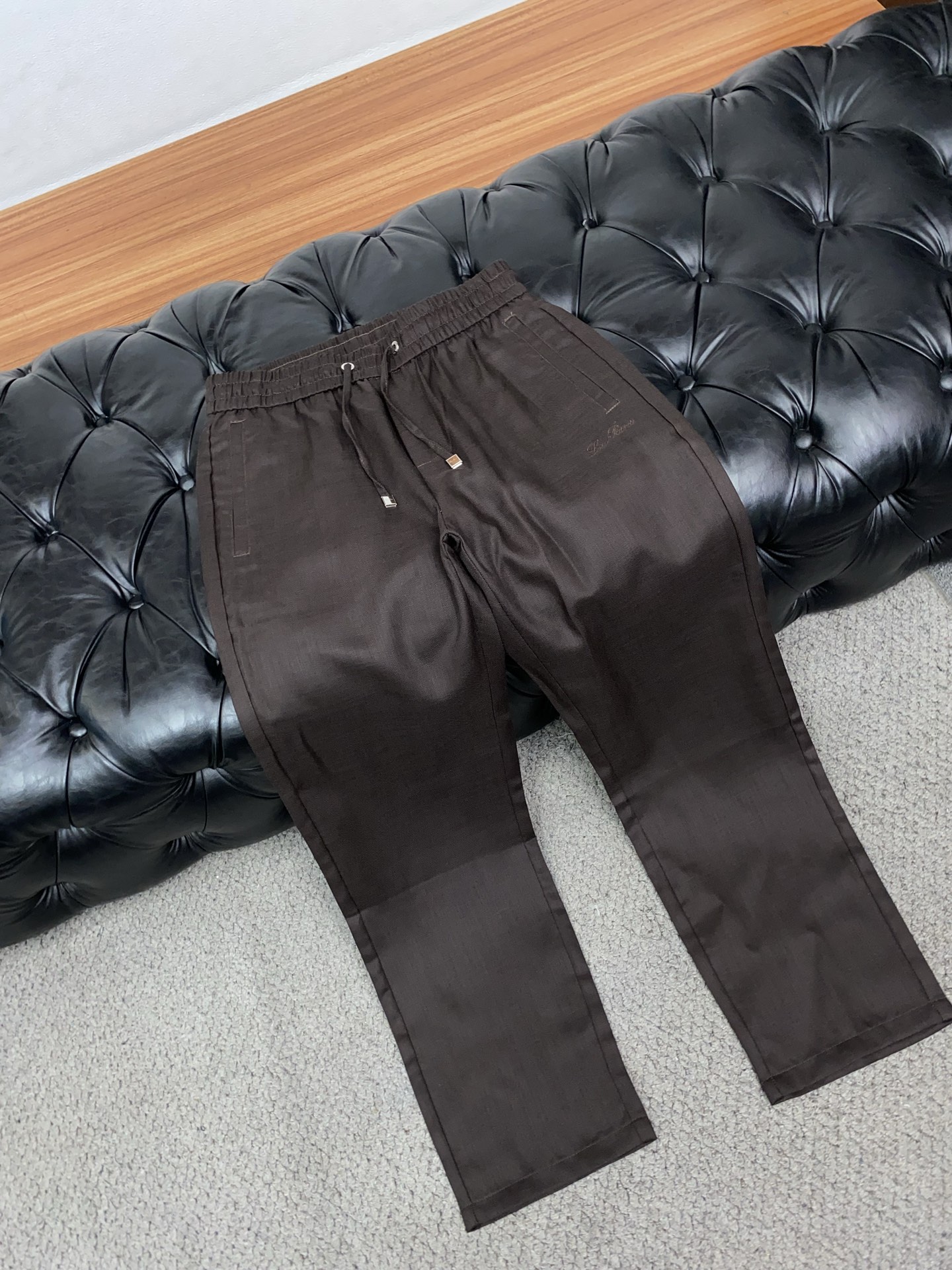 Loro Piana诺悠翩雅 专柜新品同步上市。原单订制高品质时尚休闲裤。超级百搭款。独家定制麻棉面料，