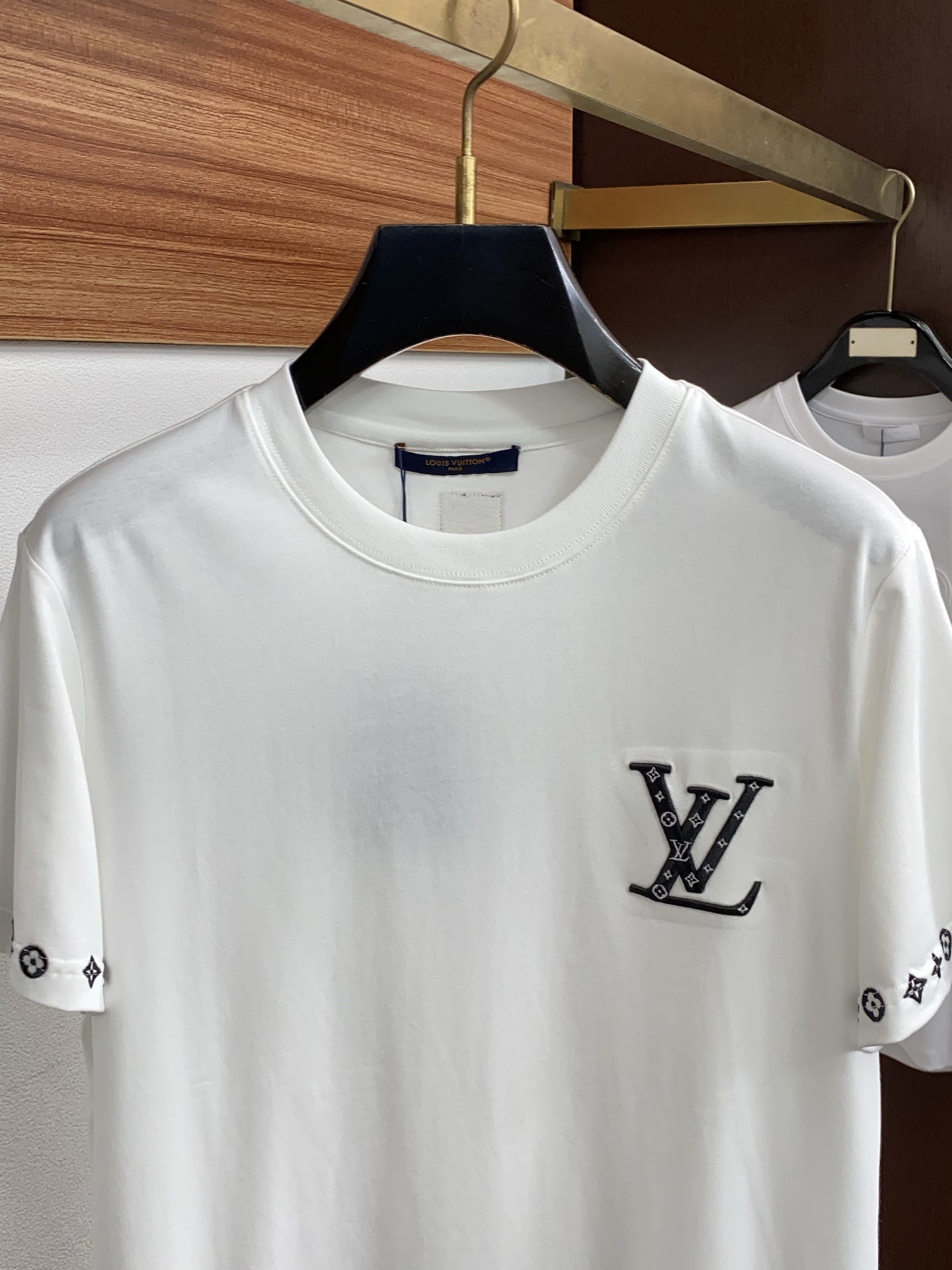 1v路易威登 2026 春夏新款首发专柜最新款短袖圆领T恤 高端订制 设计前卫时尚！品牌logo重工艺设