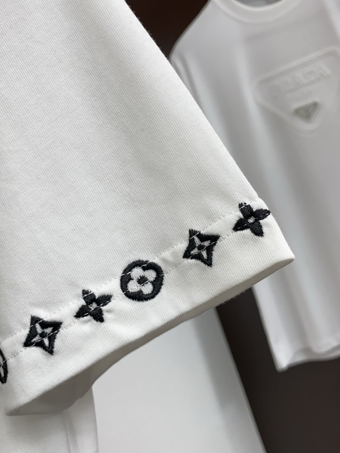 1v路易威登 2026 春夏新款首发专柜最新款短袖圆领T恤 高端订制 设计前卫时尚！品牌logo重工艺设