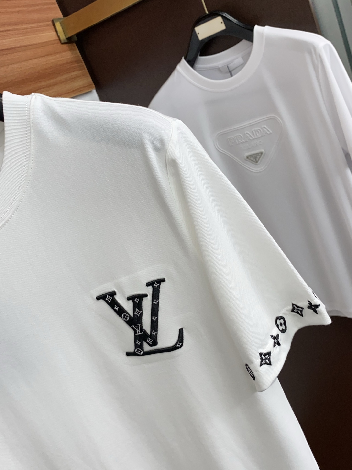 1v路易威登 2026 春夏新款首发专柜最新款短袖圆领T恤 高端订制 设计前卫时尚！品牌logo重工艺设