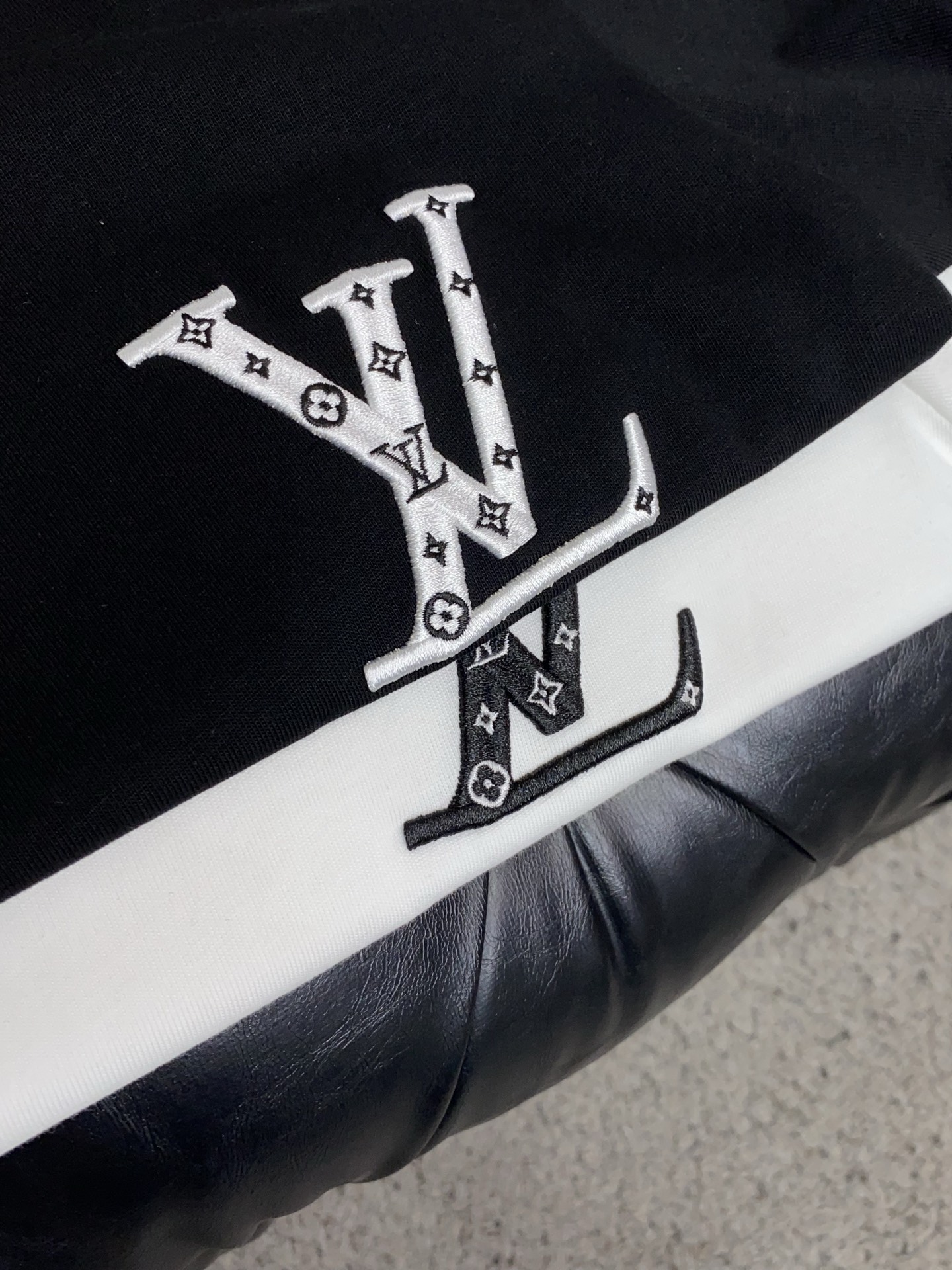 1v路易威登 2026 春夏新款首发专柜最新款短袖圆领T恤 高端订制 设计前卫时尚！品牌logo重工艺设