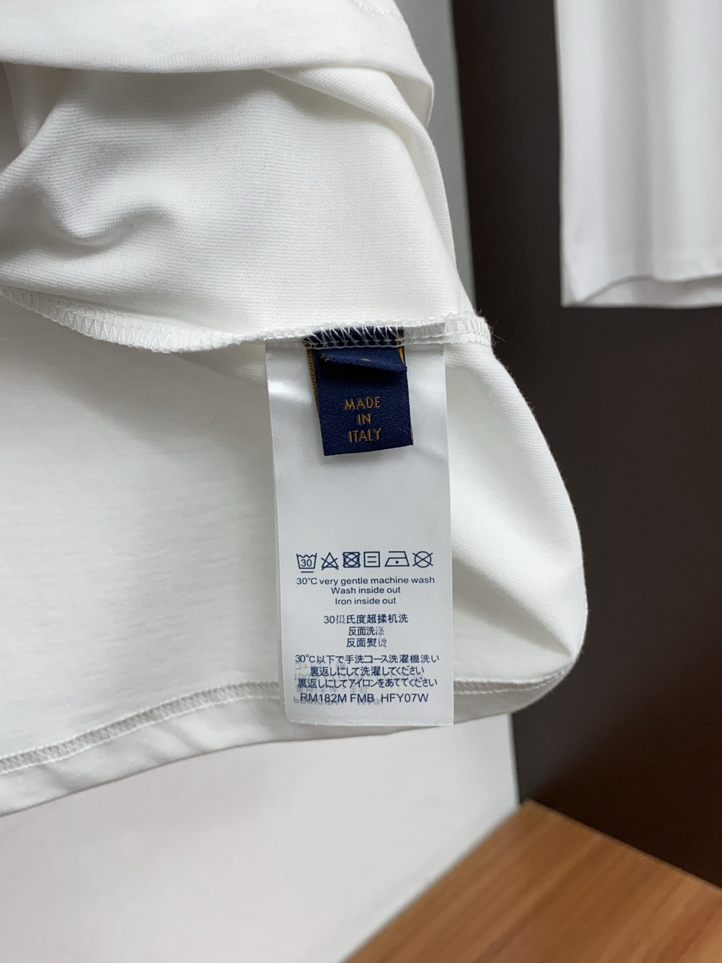 1v路易威登 2026 春夏新款首发专柜最新款短袖圆领T恤 高端订制 设计前卫时尚！品牌logo重工艺设