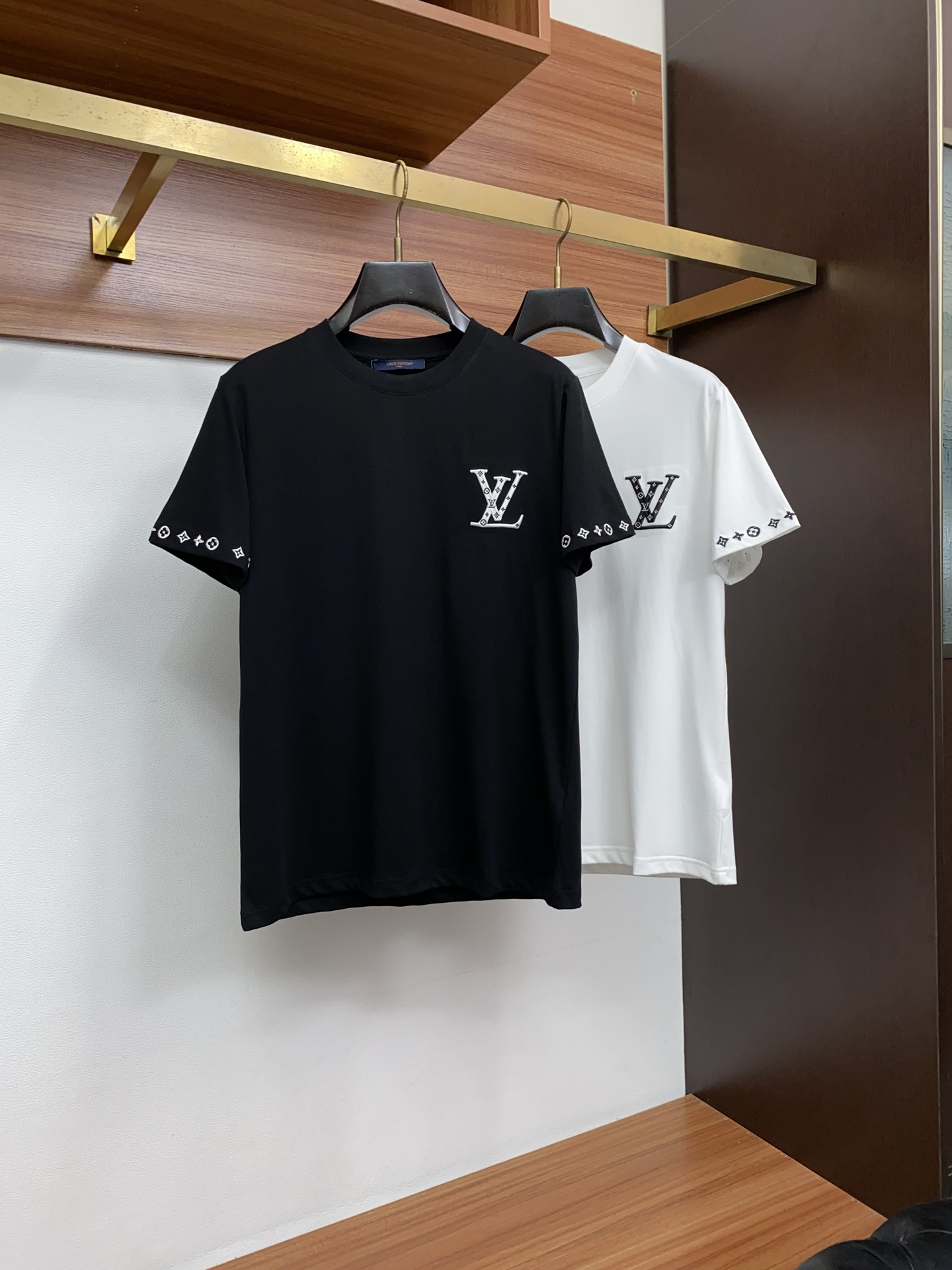 1v路易威登 2026 春夏新款首发专柜最新款短袖圆领T恤 高端订制 设计前卫时尚！品牌logo重工艺设