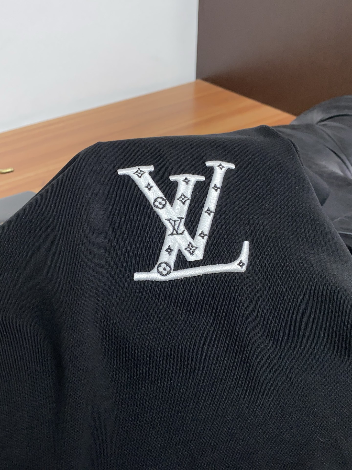 1v 路易威登 2026 春夏新款首发专柜最新款短袖圆领T恤 高端订制 设计前卫时尚！品牌logo重工艺