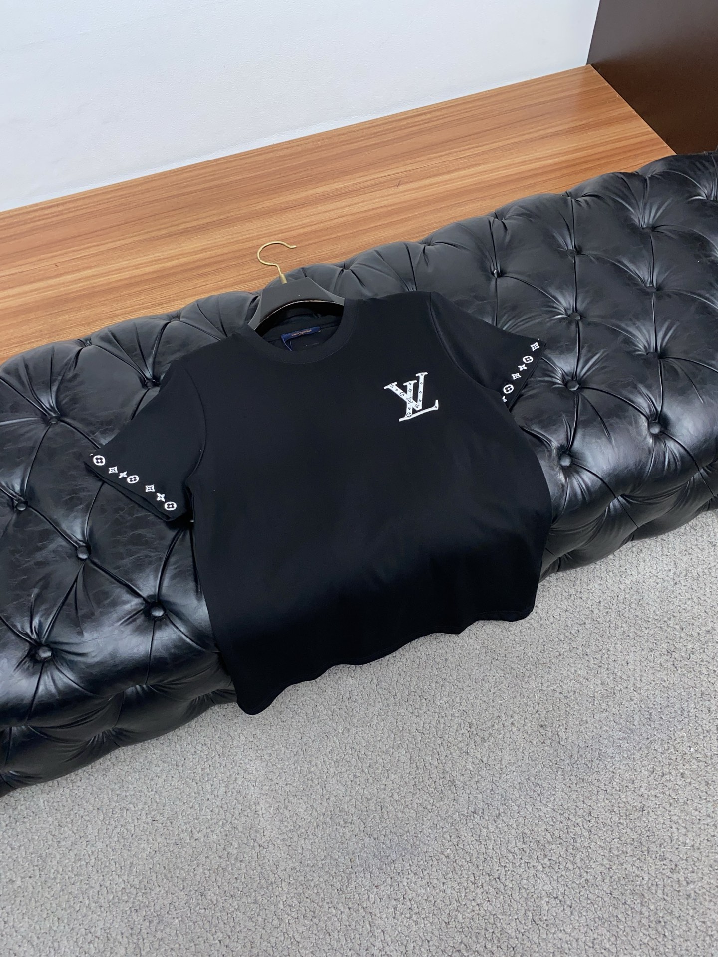 1v 路易威登 2026 春夏新款首发专柜最新款短袖圆领T恤 高端订制 设计前卫时尚！品牌logo重工艺