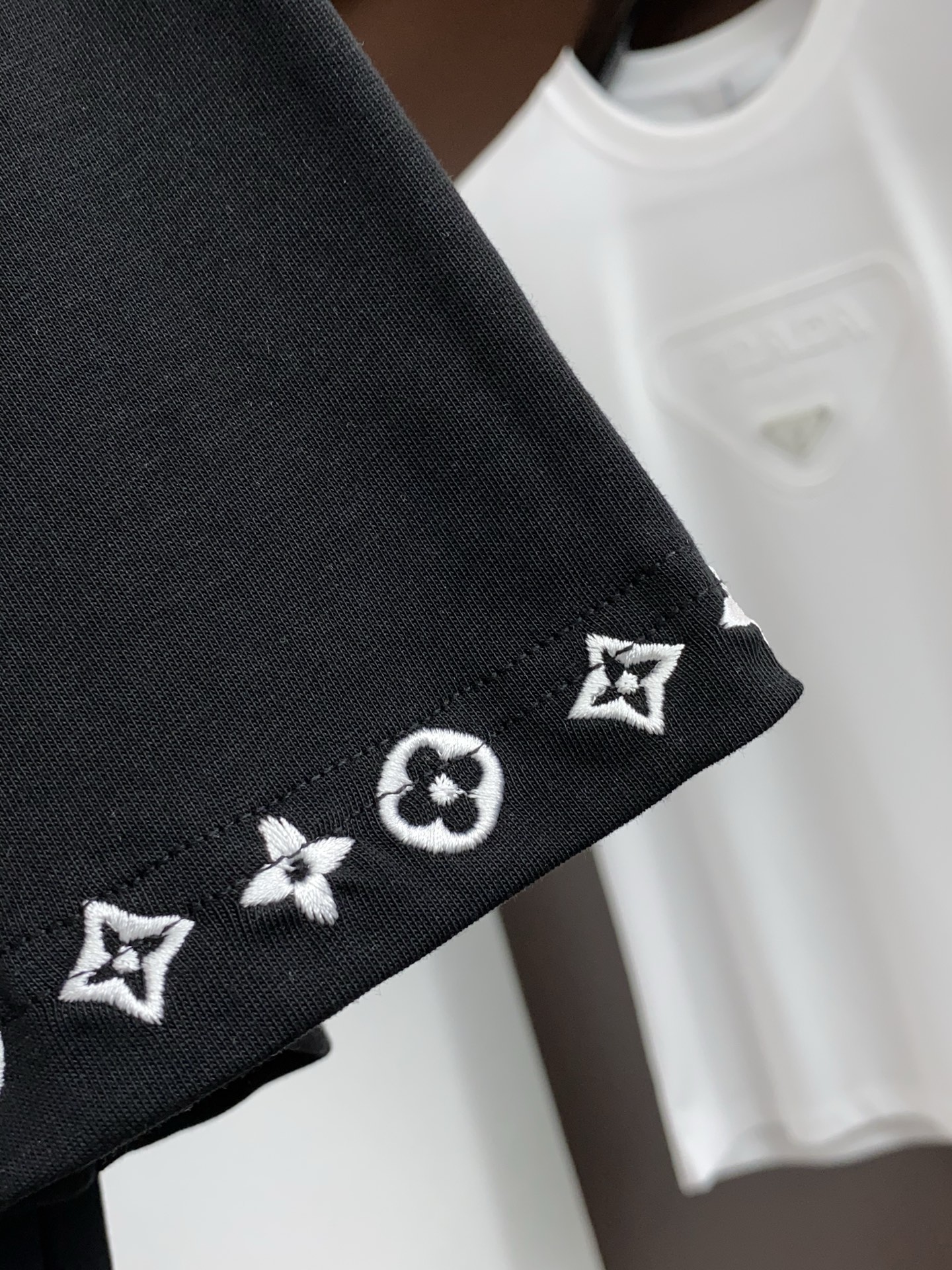 1v 路易威登 2026 春夏新款首发专柜最新款短袖圆领T恤 高端订制 设计前卫时尚！品牌logo重工艺