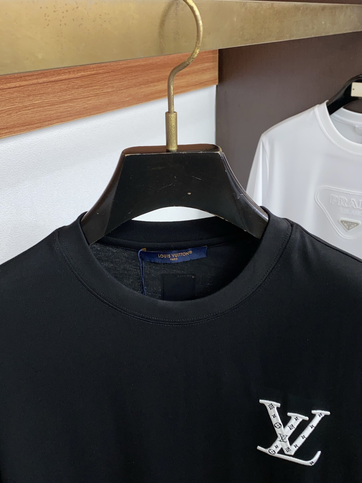 1v 路易威登 2026 春夏新款首发专柜最新款短袖圆领T恤 高端订制 设计前卫时尚！品牌logo重工艺