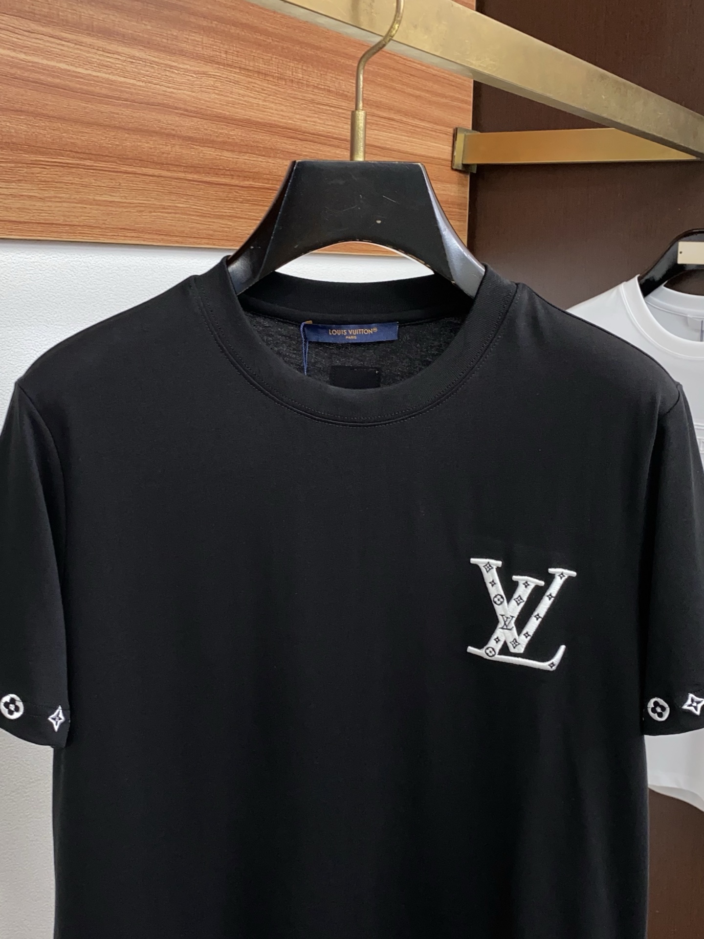 1v 路易威登 2026 春夏新款首发专柜最新款短袖圆领T恤 高端订制 设计前卫时尚！品牌logo重工艺