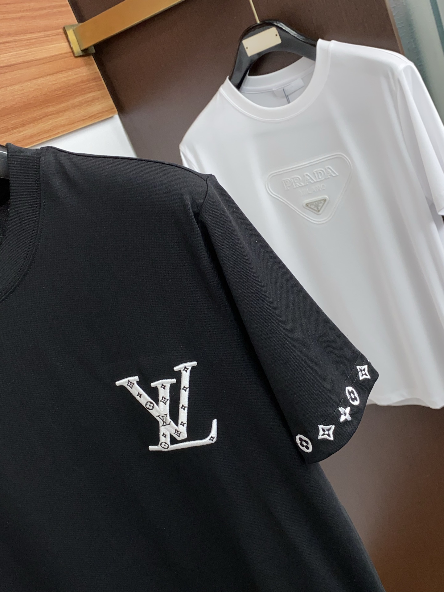 1v 路易威登 2026 春夏新款首发专柜最新款短袖圆领T恤 高端订制 设计前卫时尚！品牌logo重工艺