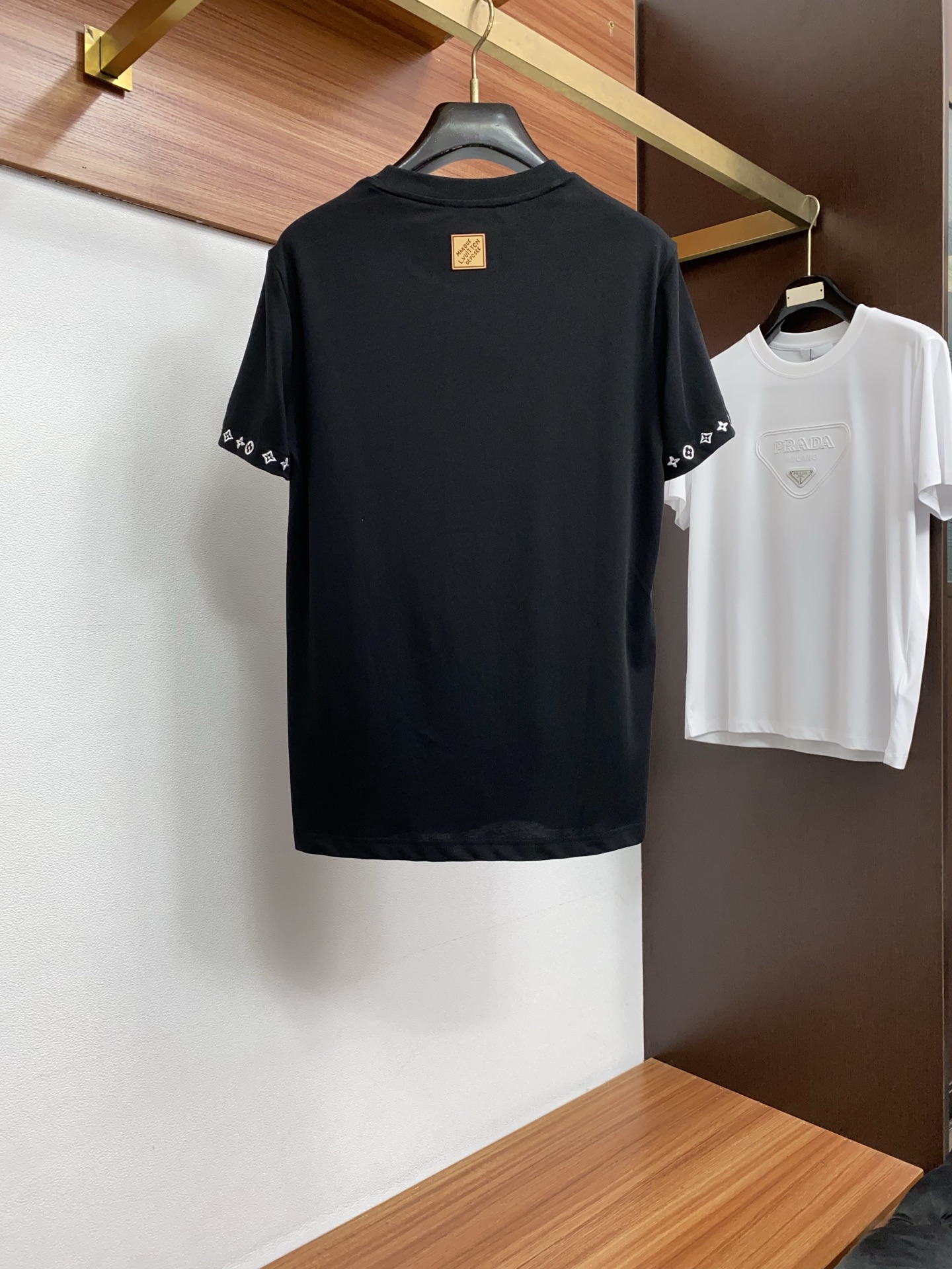 1v 路易威登 2026 春夏新款首发专柜最新款短袖圆领T恤 高端订制 设计前卫时尚！品牌logo重工艺