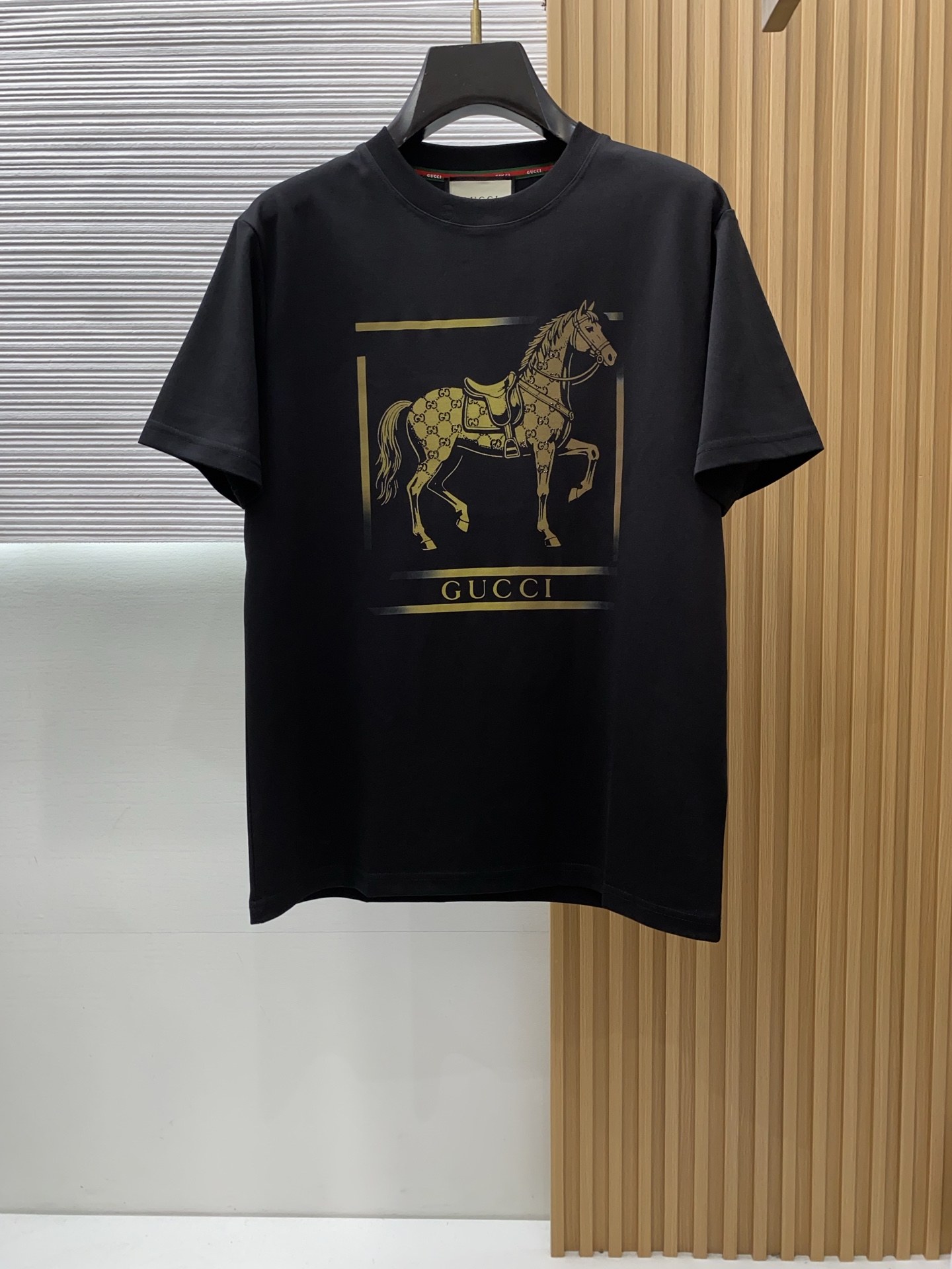 古奇 2026 春夏新款首发专柜最新款短袖圆领T恤 高端订制 设计前卫时尚！品牌logo重工艺设计 高端