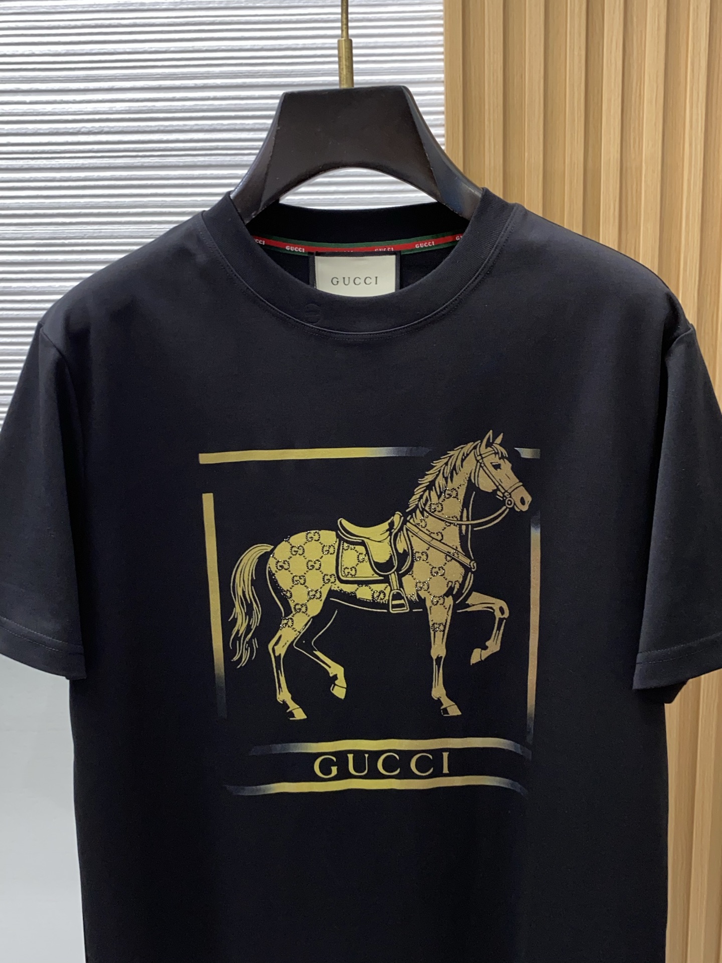 古奇 2026 春夏新款首发专柜最新款短袖圆领T恤 高端订制 设计前卫时尚！品牌logo重工艺设计 高端