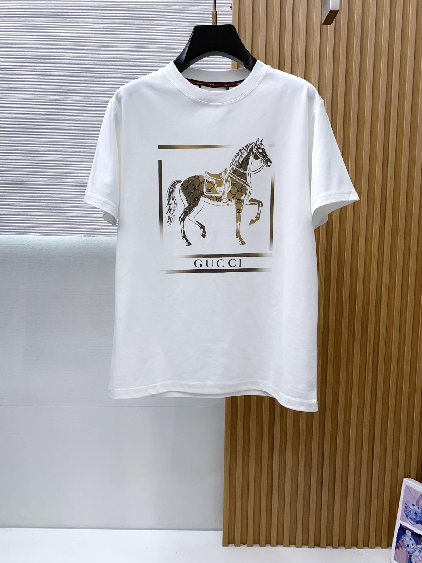 古奇 2026 春夏新款首发专柜最新款短袖圆领T恤 高端订制 设计前卫时尚！品牌logo重工艺设计 高端