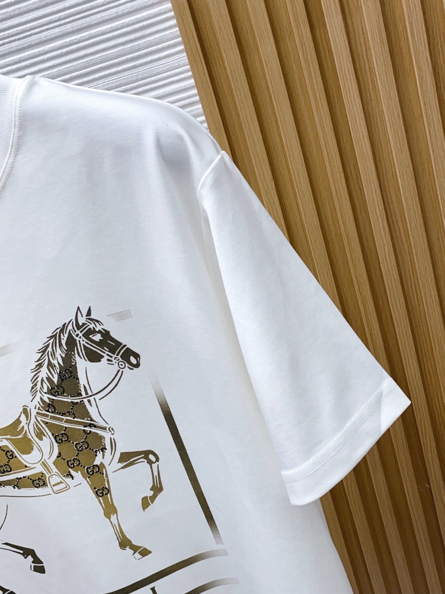 古奇 2026 春夏新款首发专柜最新款短袖圆领T恤 高端订制 设计前卫时尚！品牌logo重工艺设计 高端