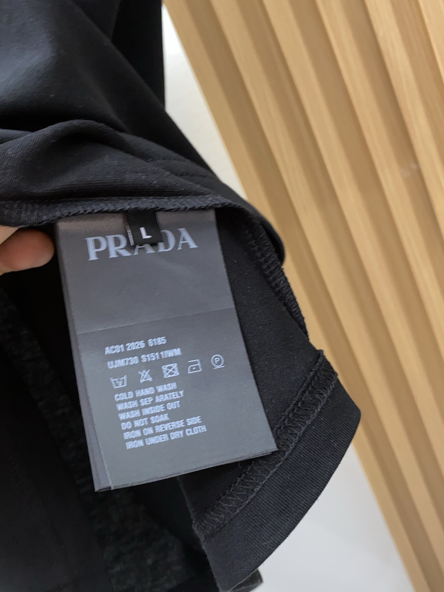 普拉达 2026 春夏新款首发专柜最新款短袖圆领T恤 高端订制 设计前卫时尚！品牌logo重工艺设计 高