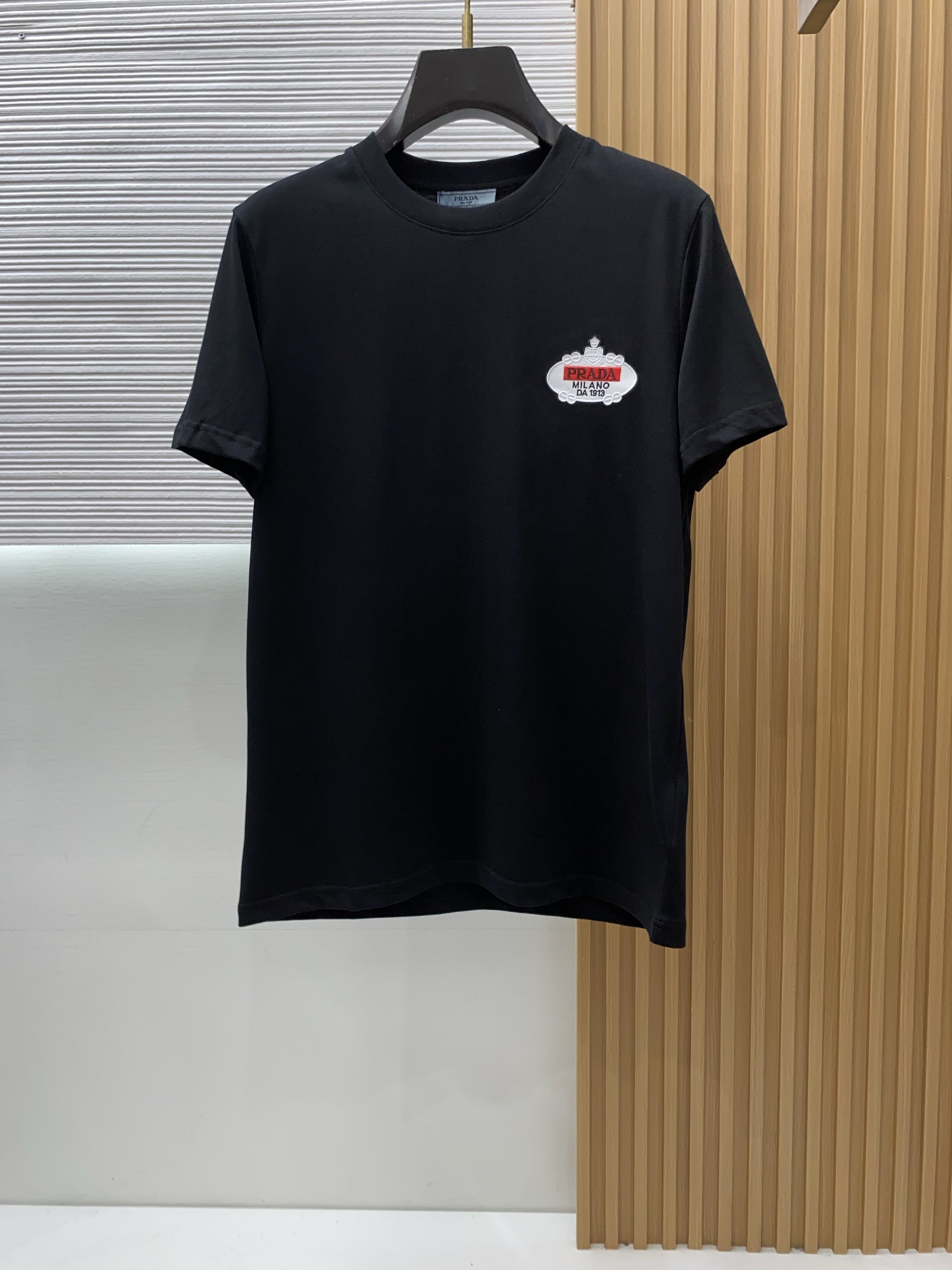 普拉达 2026 春夏新款首发专柜最新款短袖圆领T恤 高端订制 设计前卫时尚！品牌logo重工艺设计 高
