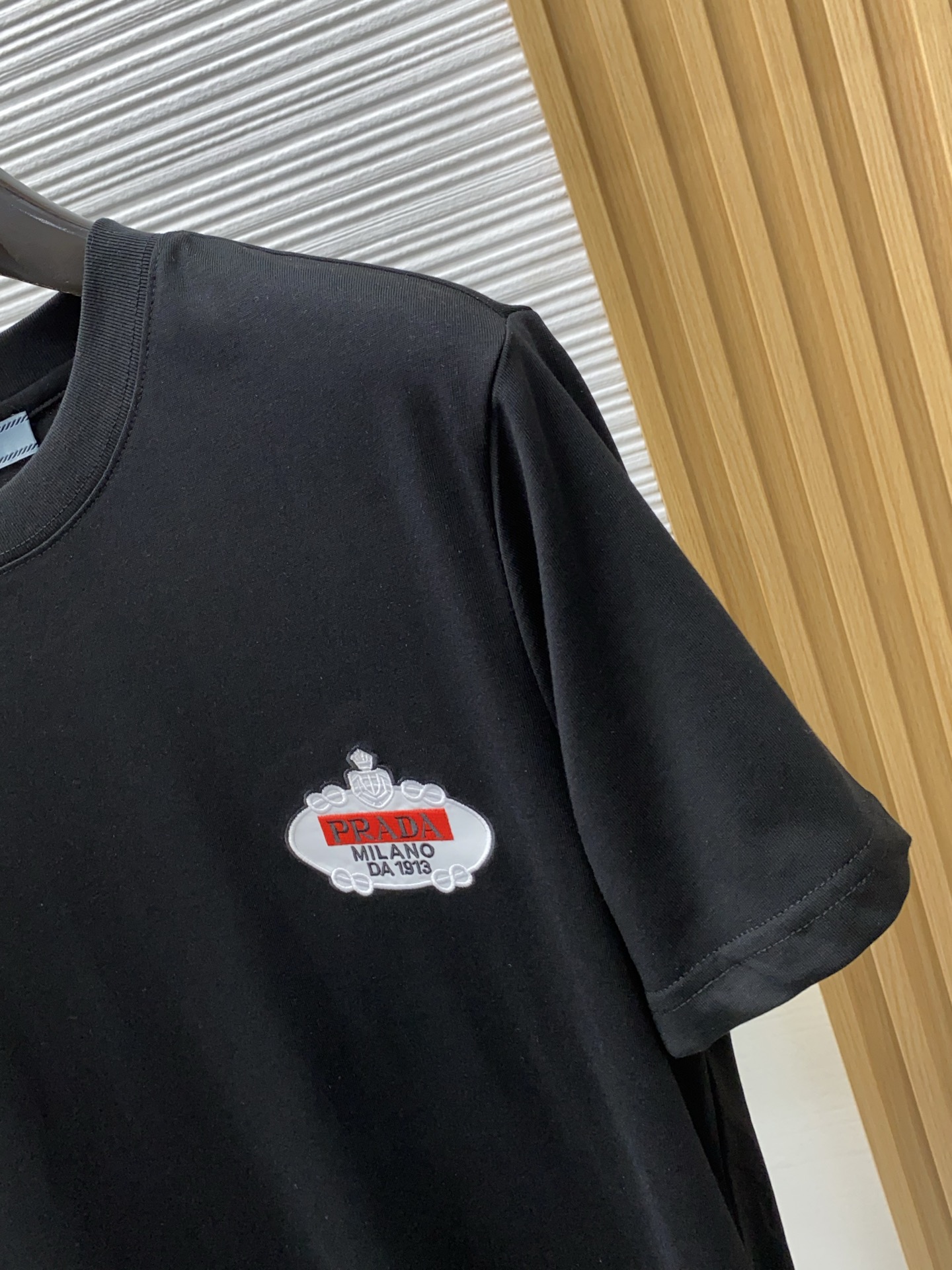 普拉达 2026 春夏新款首发专柜最新款短袖圆领T恤 高端订制 设计前卫时尚！品牌logo重工艺设计 高
