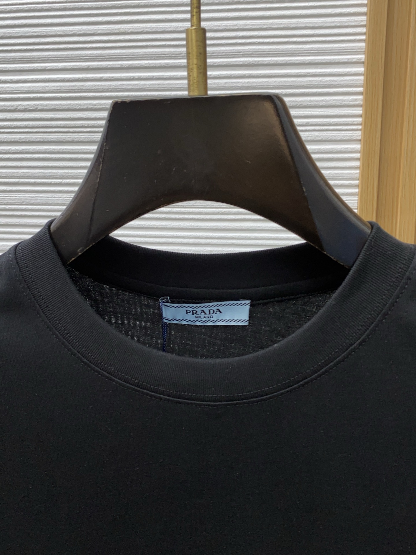 普拉达 2026 春夏新款首发专柜最新款短袖圆领T恤 高端订制 设计前卫时尚！品牌logo重工艺设计 高