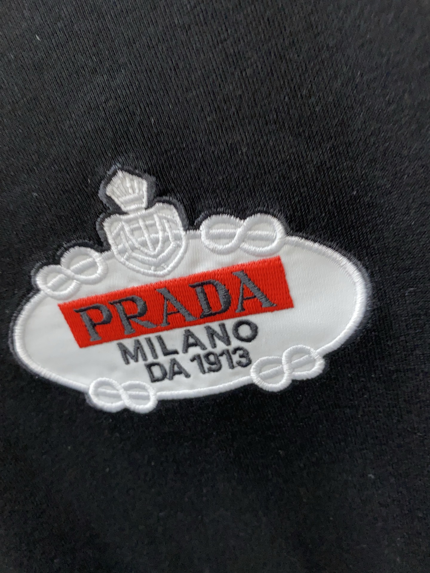 普拉达 2026 春夏新款首发专柜最新款短袖圆领T恤 高端订制 设计前卫时尚！品牌logo重工艺设计 高