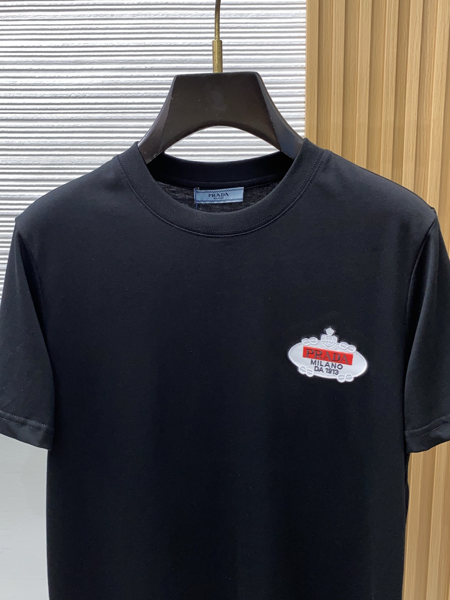 普拉达 2026 春夏新款首发专柜最新款短袖圆领T恤 高端订制 设计前卫时尚！品牌logo重工艺设计 高